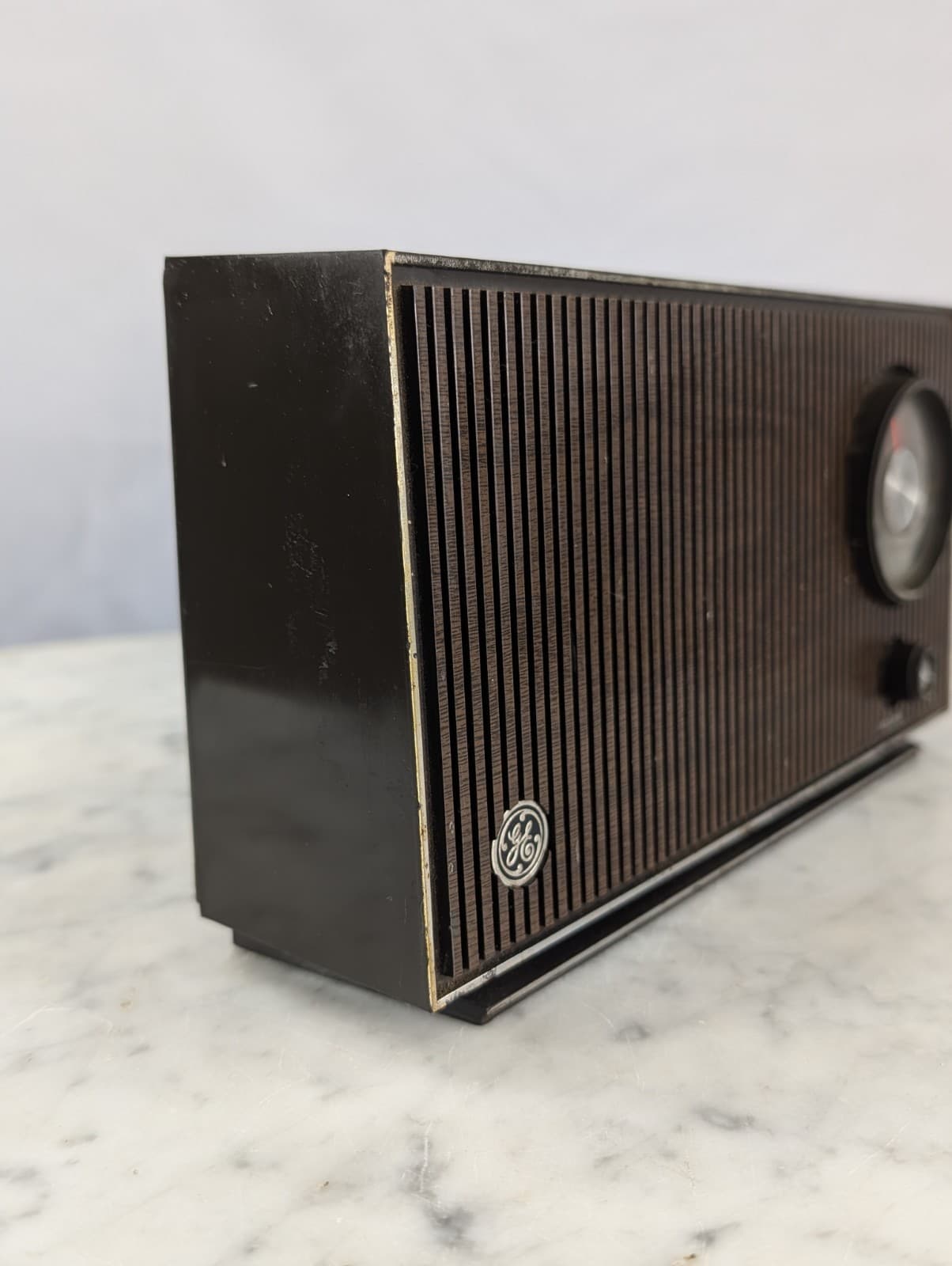 GE General Electric Vintage RADIO T2100B 1960s Mid Century Modern AM Radio Works 5