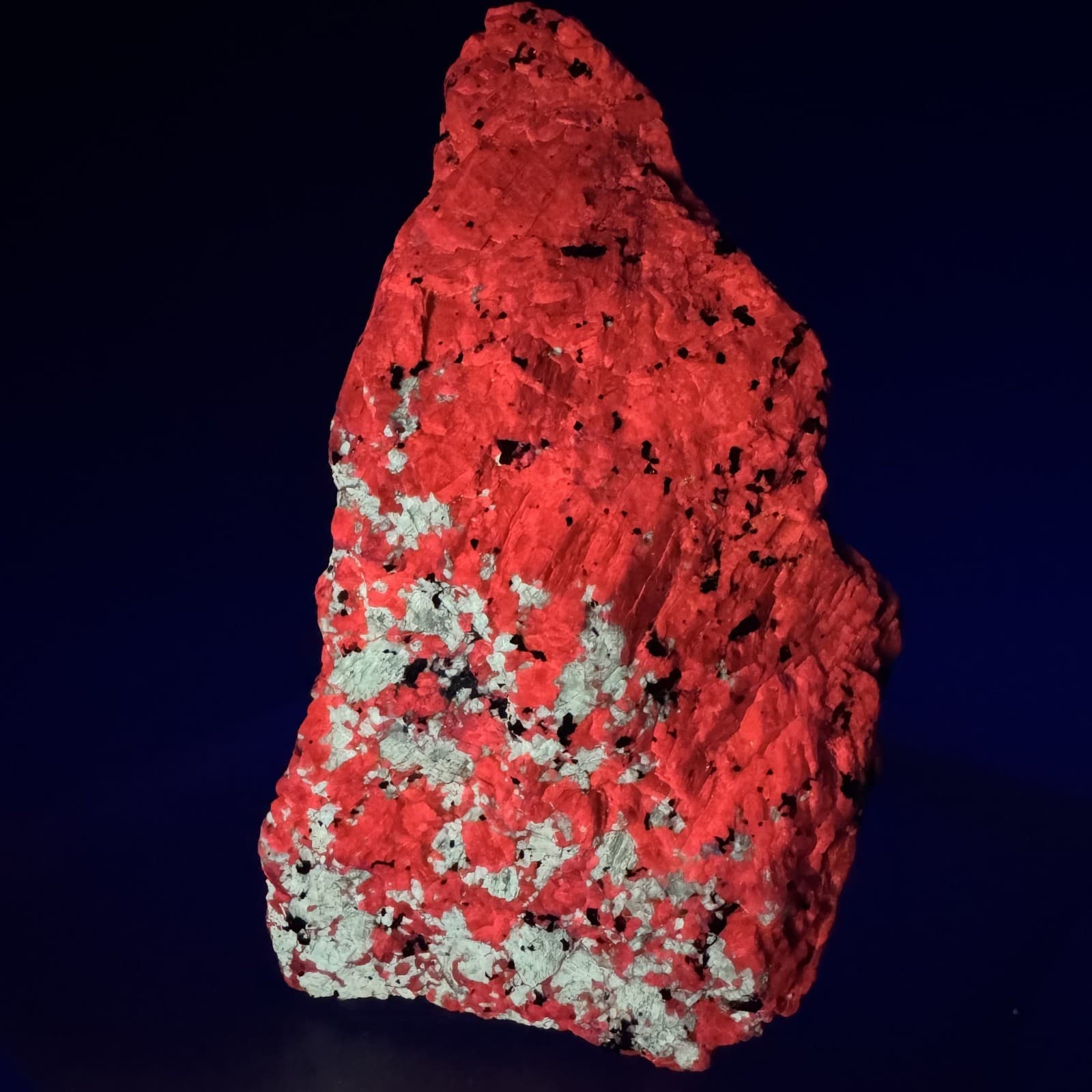 Large Rich Fluorescent Baryte in Calcite: Sterling mine, Ogdensburg, New Jersey 2