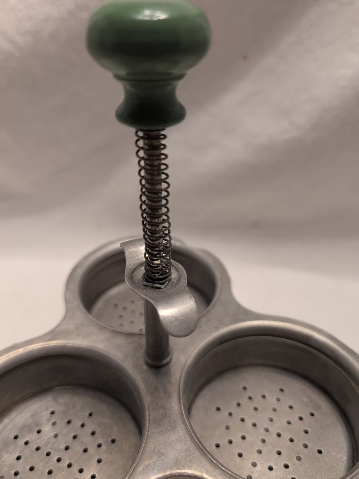 VINTAGE EGG POACHER WITH GREEN NOB 5