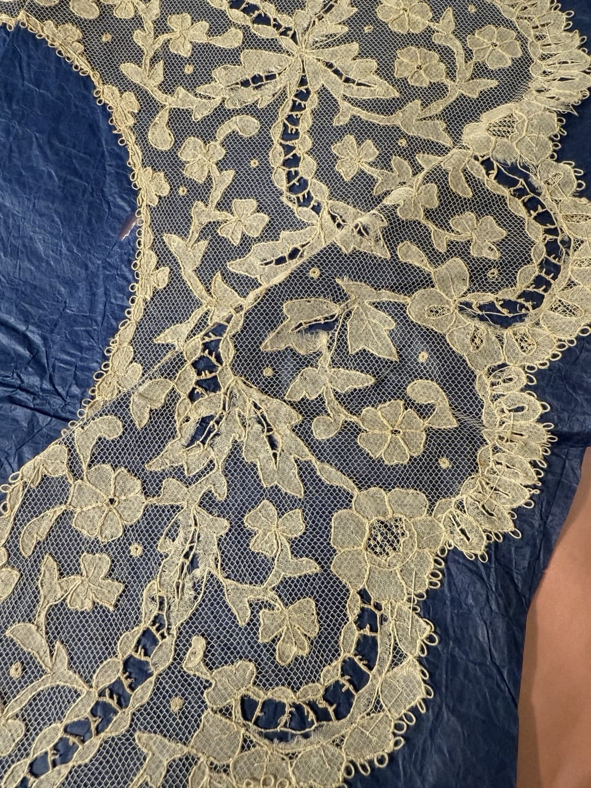 ANTIQUE HAND DONE IRISH CARRICKAMACROSS LACE LARGE COLLAR 3