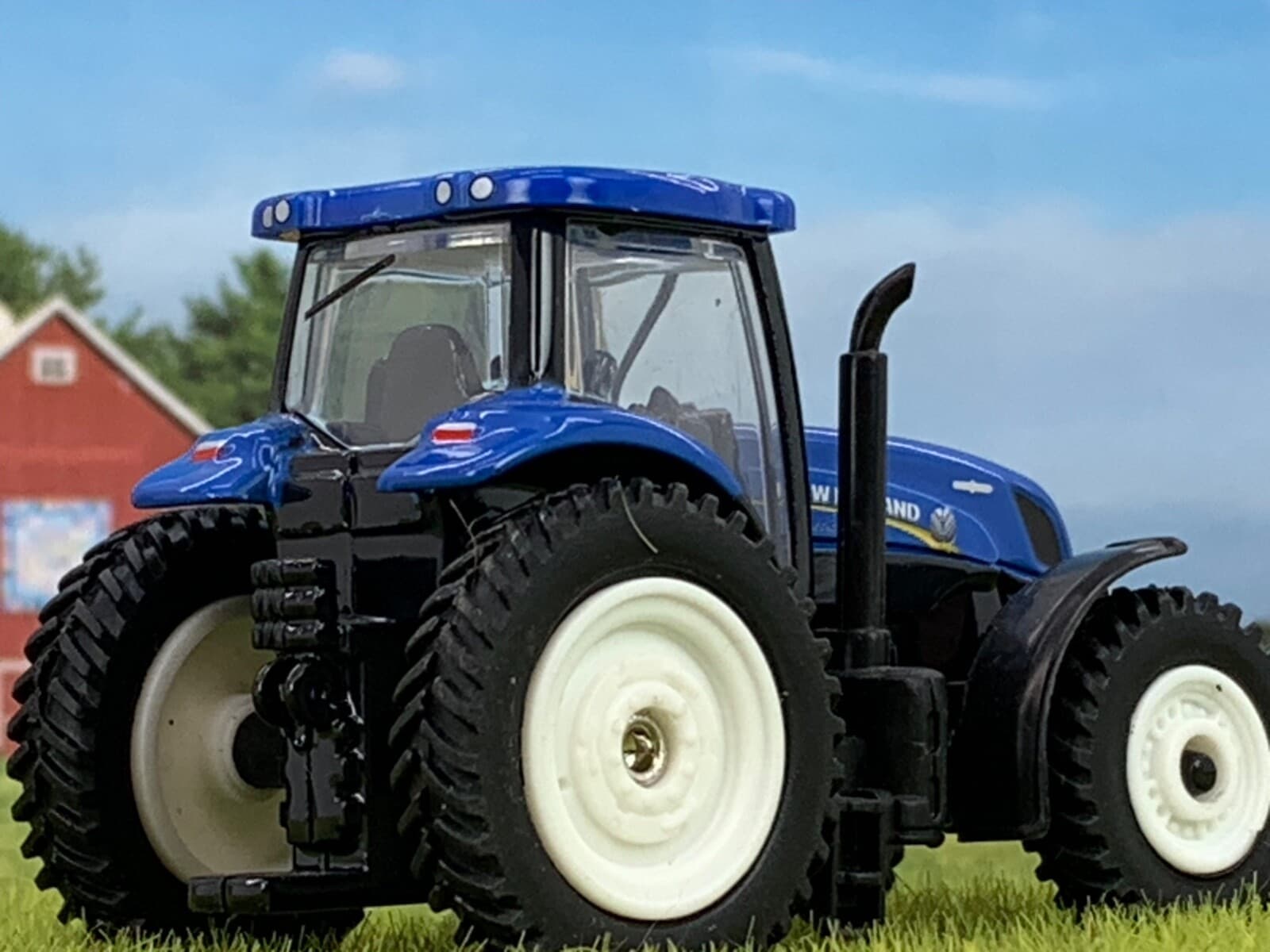 1/64 ERTL NEW HOLLAND T7.270 4WD TRACTOR 3