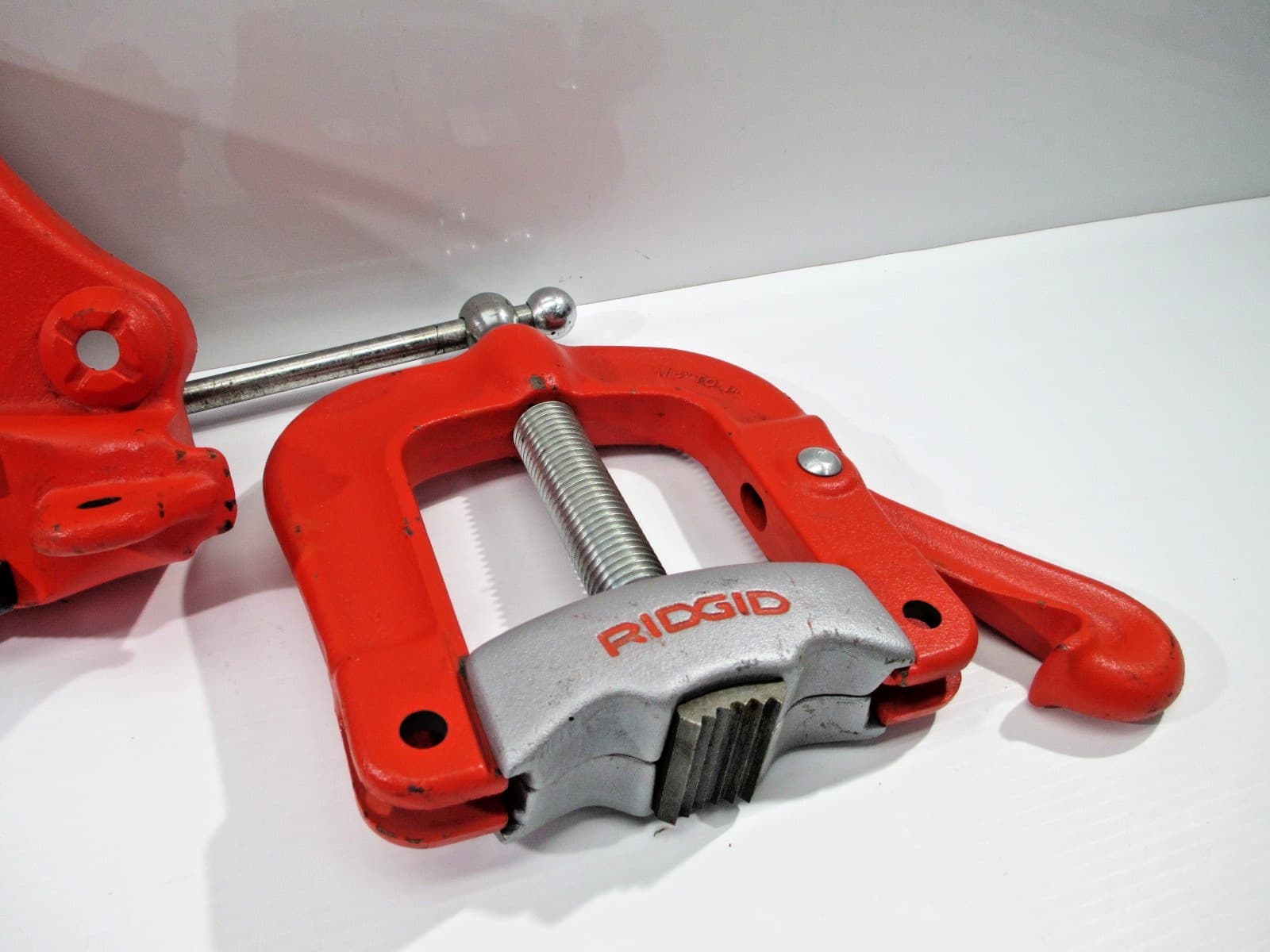 RIGID BENCH YOKE VISE BENDER 1/8 - 4" PIPE SIZE 12" HEIGHT 40100 NOT COMPLETE 4