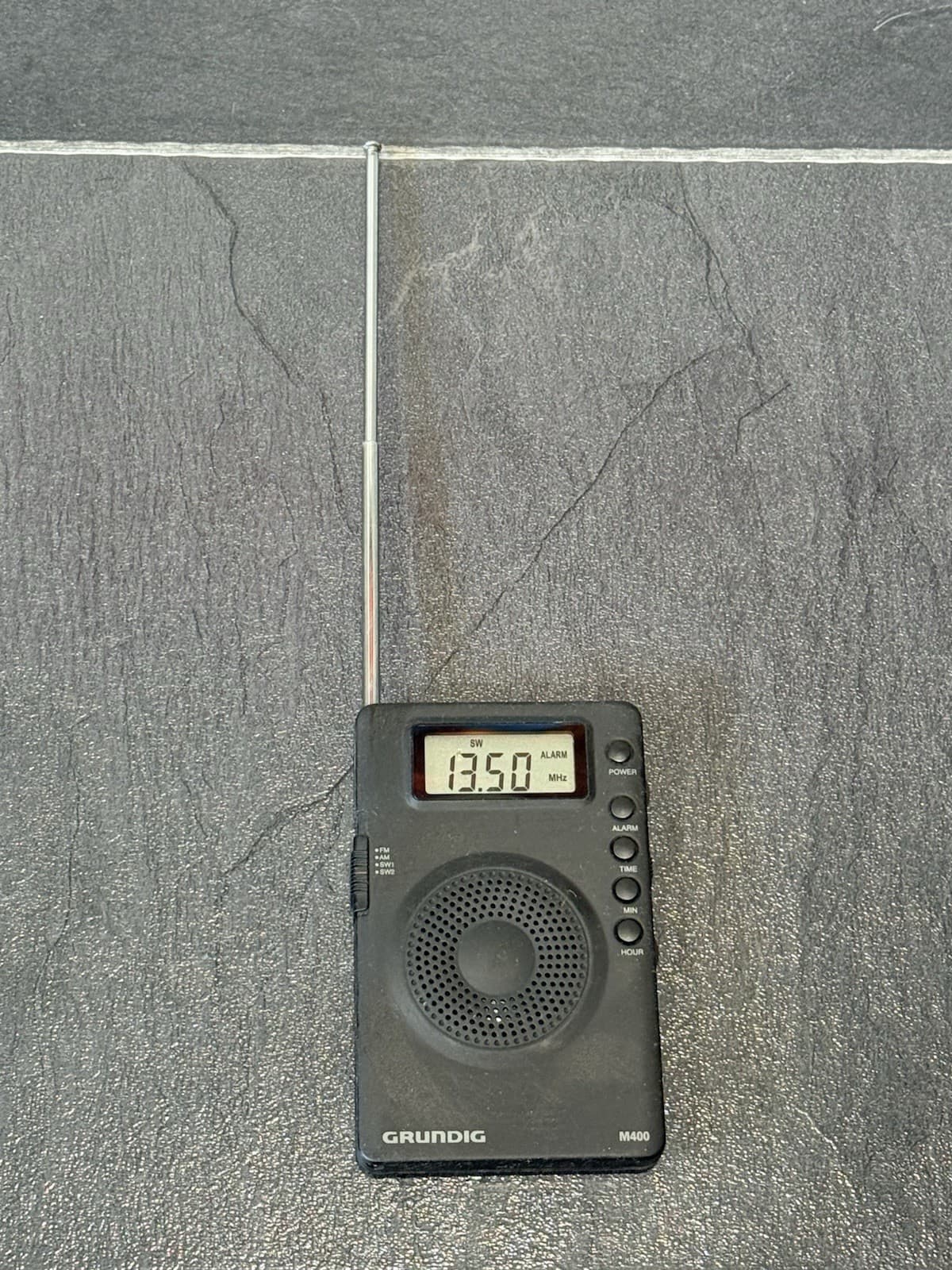 Grundig M400 AM/FM/SW 1-2 World Radio Black Working STICKY