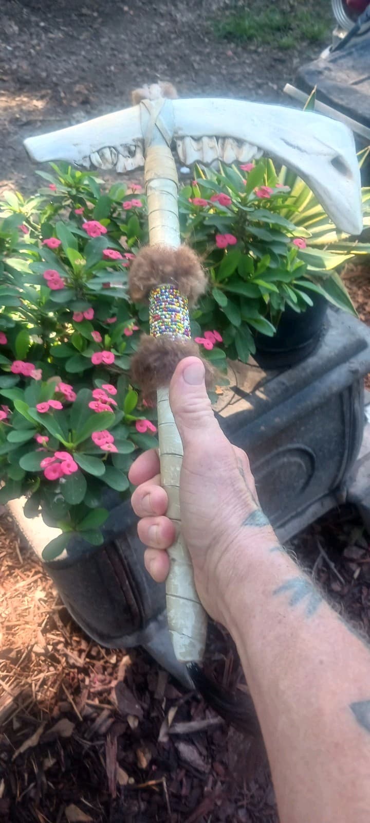 **AWESOME OLDER NATIVE AMERICAN BISON JAWBONE TOMAHAWK FRINGE VERY NICE ! **