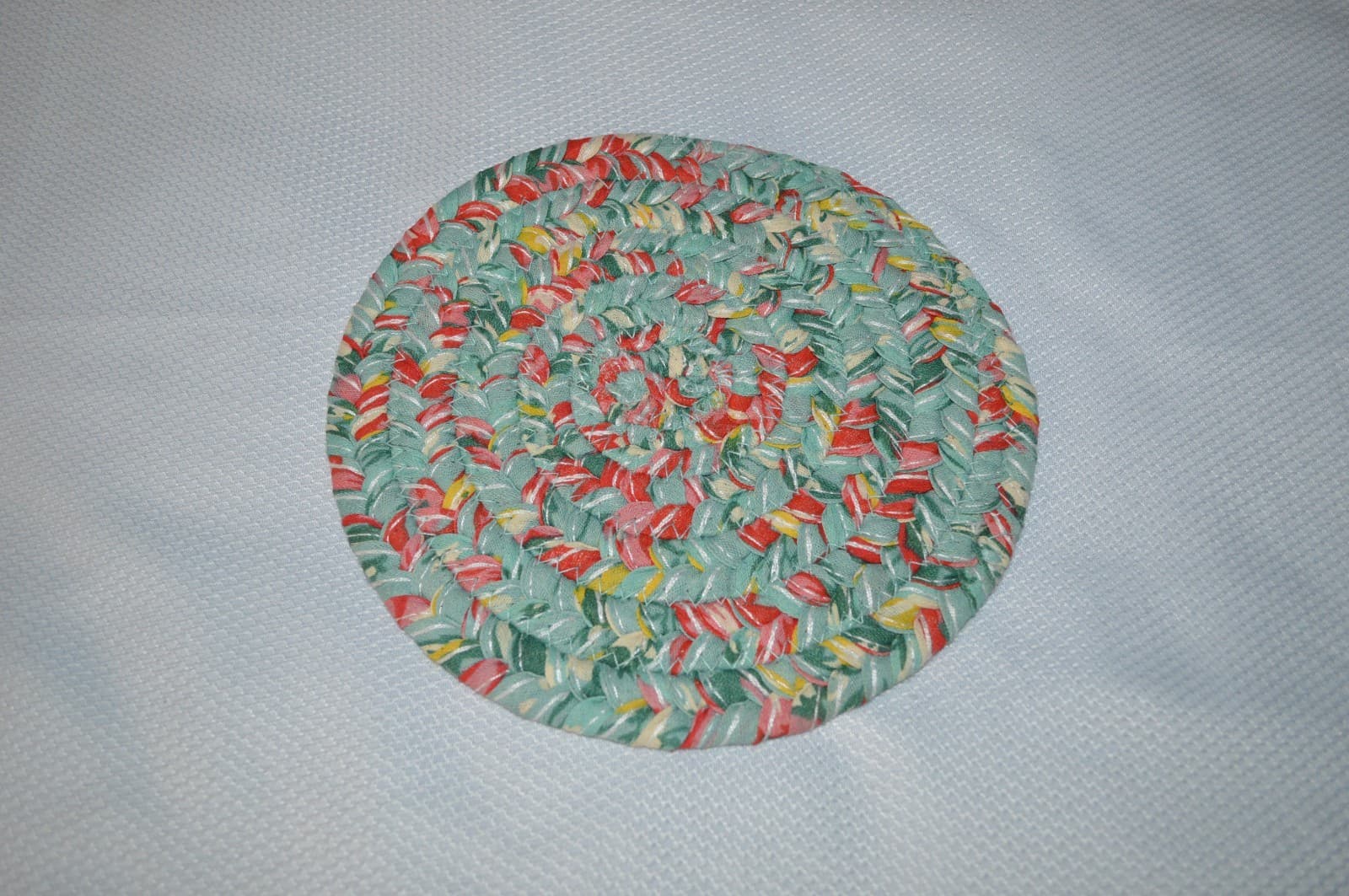 THE PIONEER WOMAN ~ TRIVET ~ VINTAGE FLORAL ~ BRAIDED ~ 8.75" DIAMETER ~ NEW 2