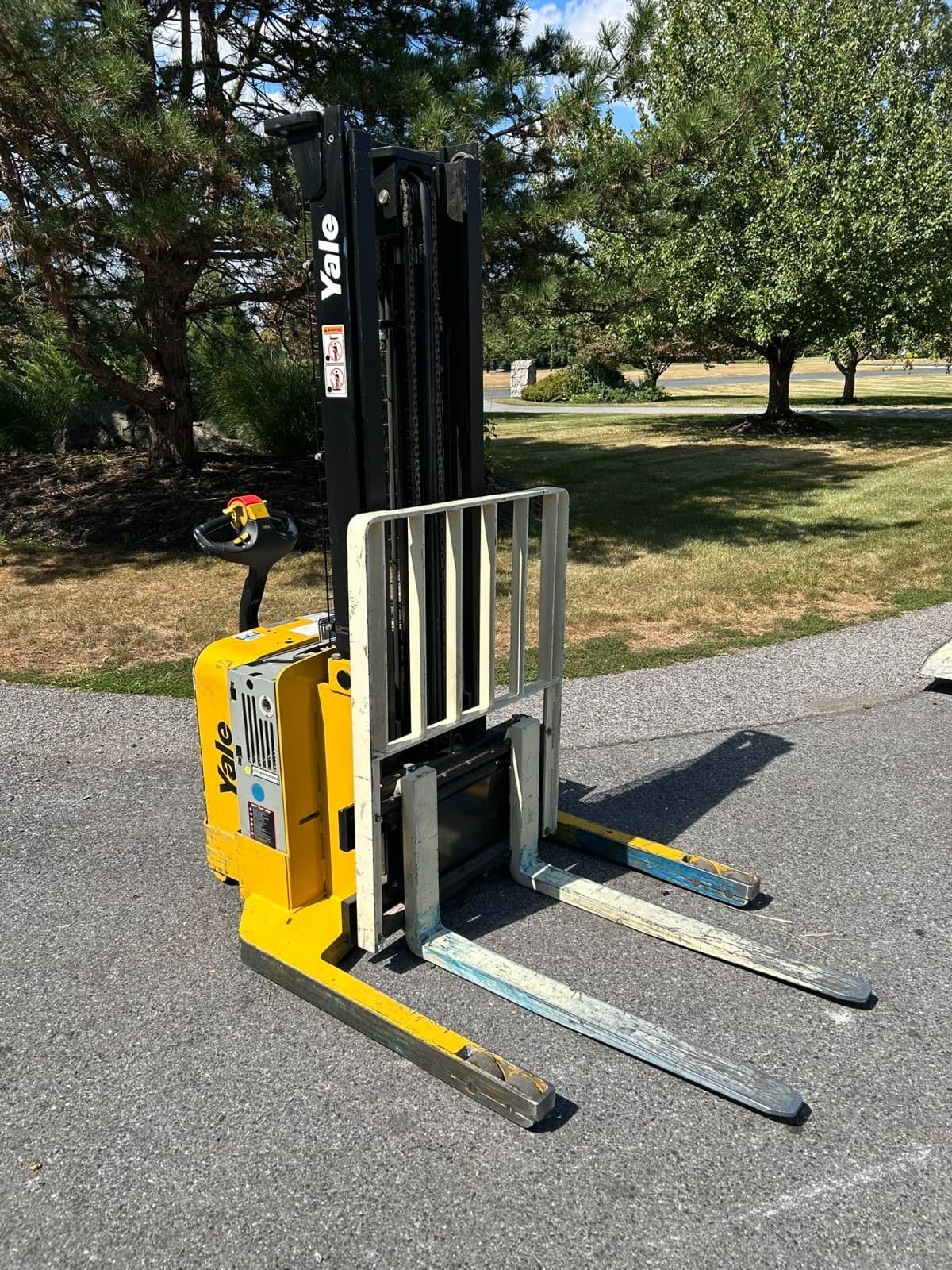 Yale MSW040SFN – 4,000 lb Electric Walkie Straddle Stacker 24v Refurbished 2