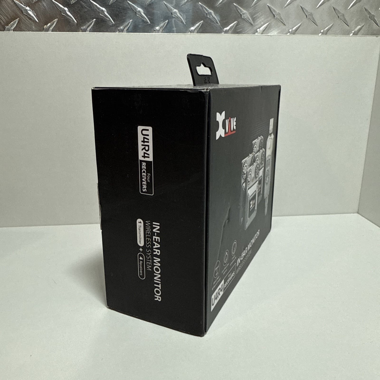 XVive U4R4 In-Ear Monitor Wireless System Transmitter One and Four Receiver 2