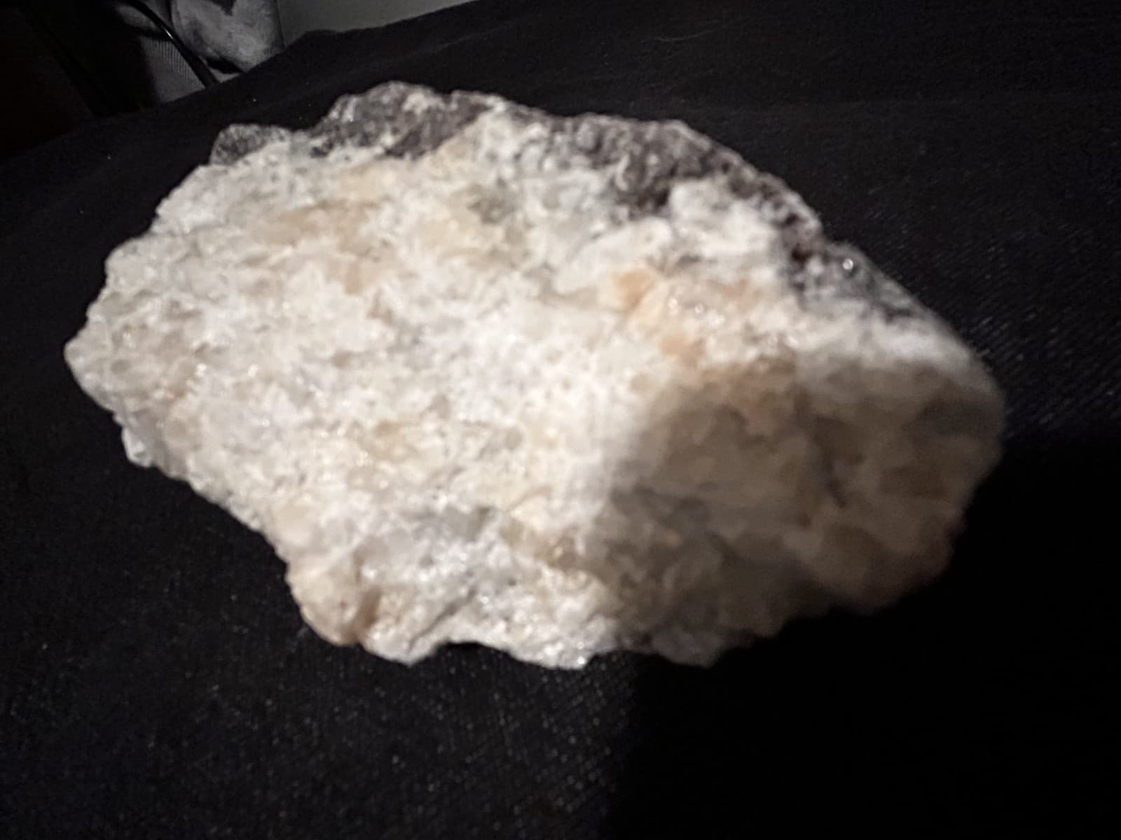 KB: SW FL BRIGHT!! BLUE/WHITE SCHEELITE XLINE. ON GNEISS YUNNAN PROVINCE, CHINA 6