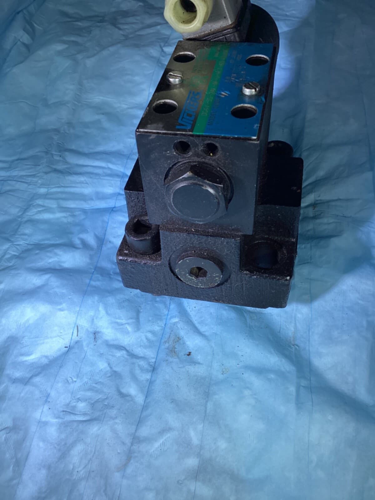 VICKERS Directional Valve DG4V-3S-2AL-M-U-HL7-60-EN490 Used 4
