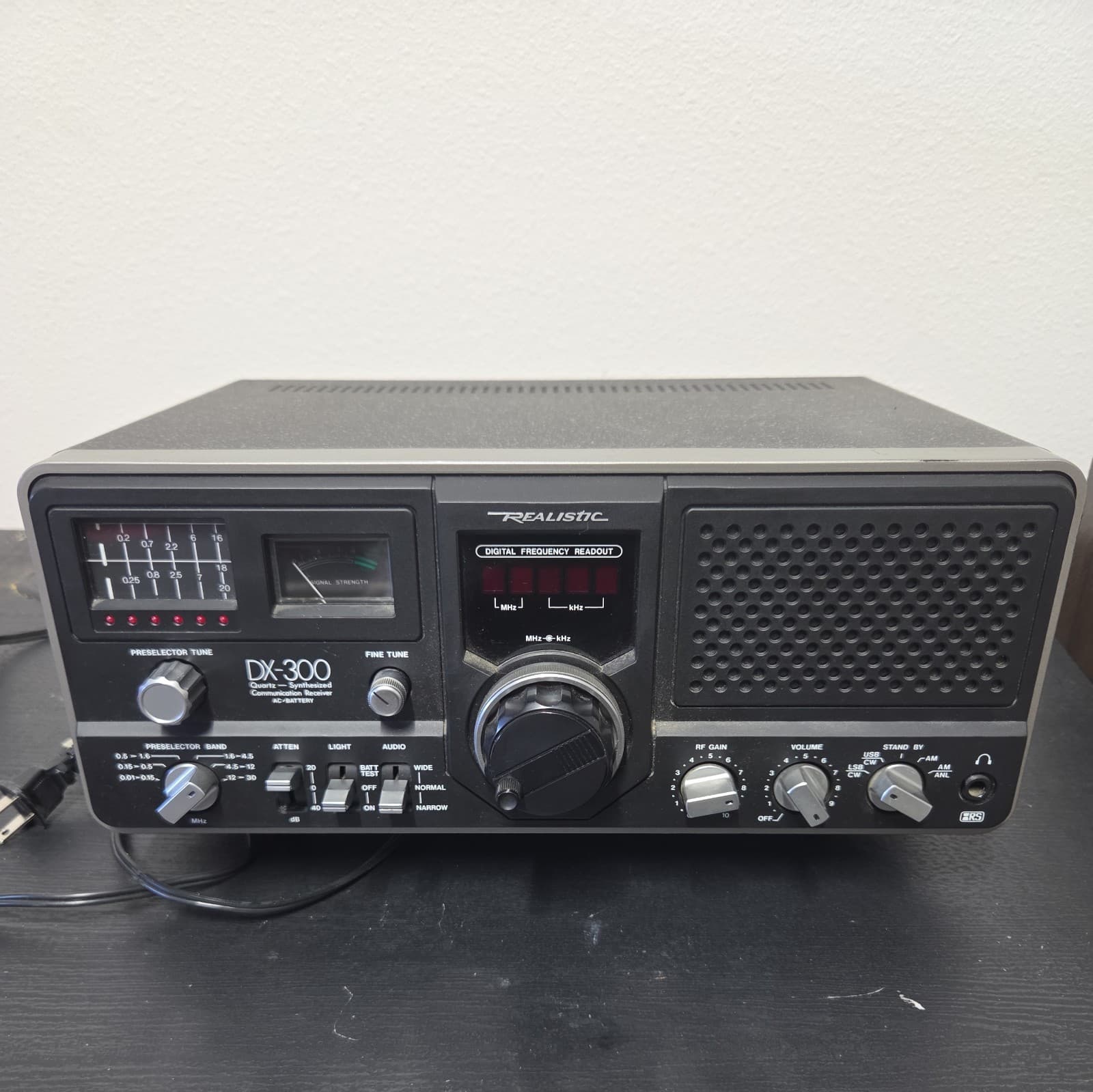 Realistic DX-300 Quartz Synthesized Communication Base Station Receiver