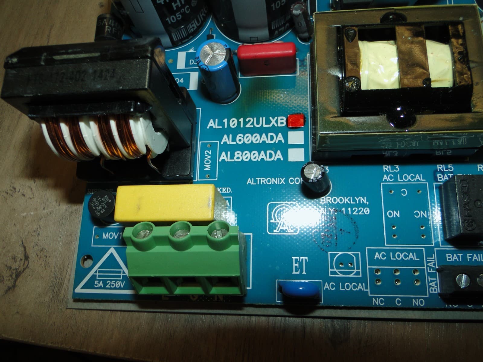 Altronix AL1012ULXB Power Supply Charger, Single Fused Output, 12VDC at 10A READ 2