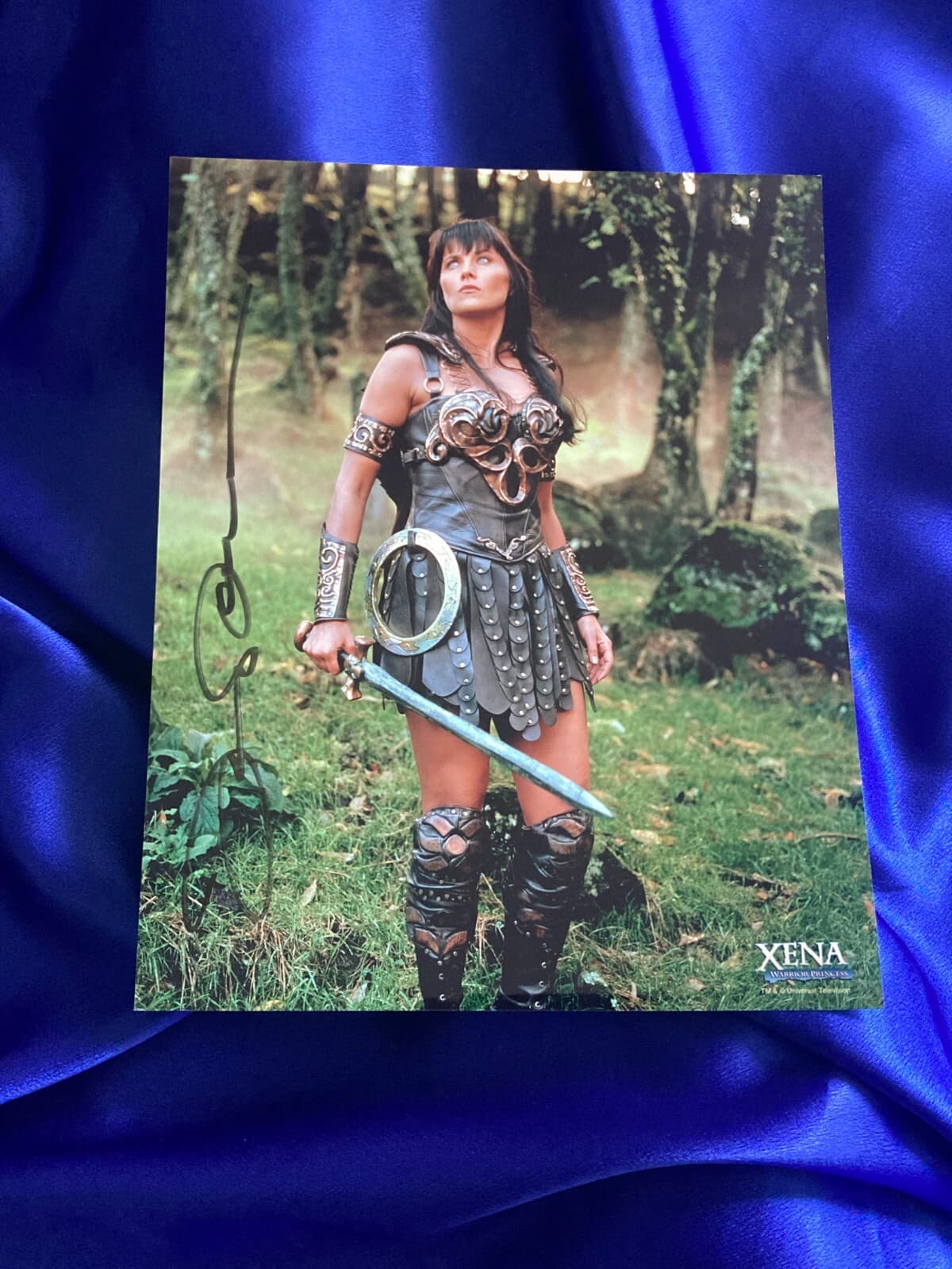 VERY RARE Official Xena (Lucy Lawless) 8x10 SIGNED Photo / Picture XE-LL 255