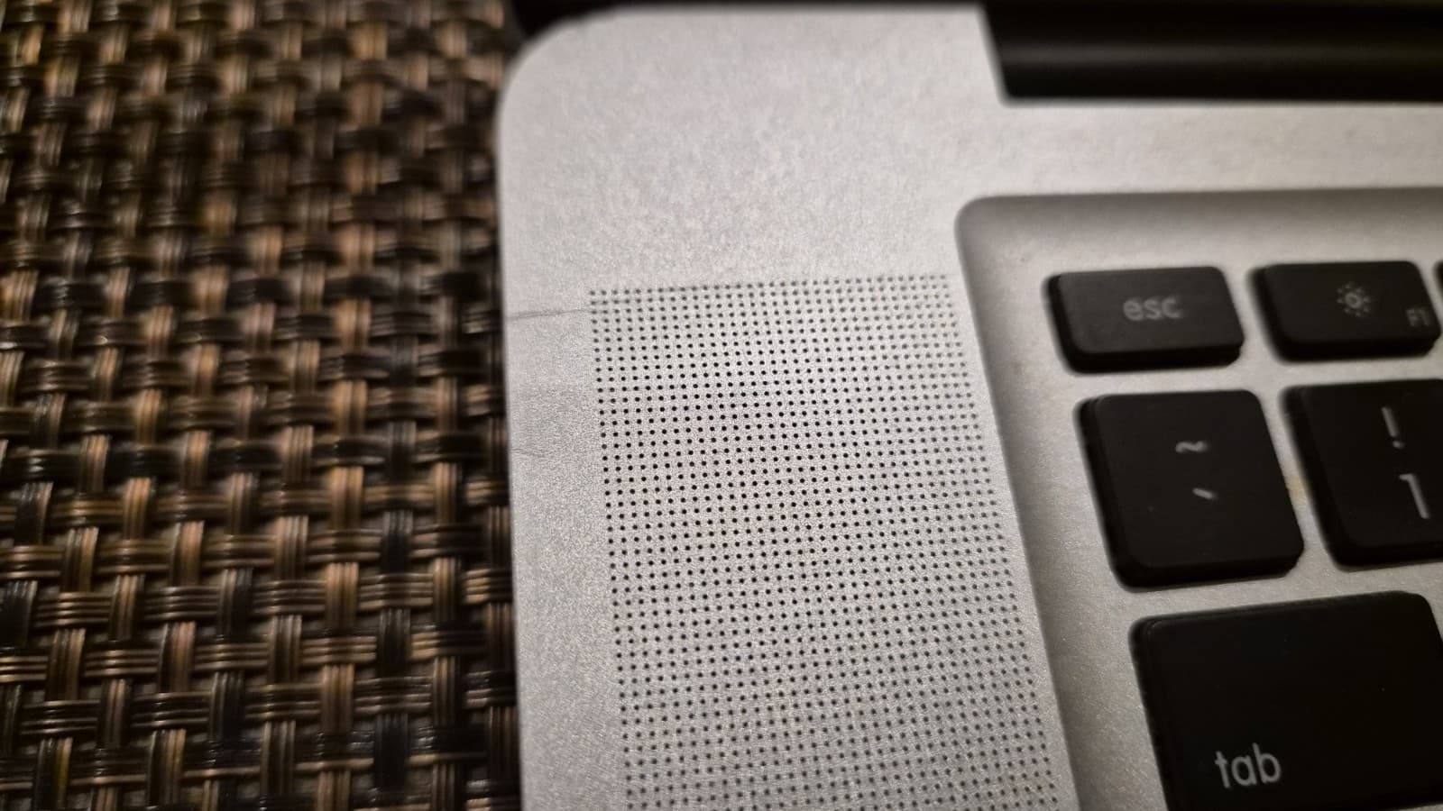 MIXED LOT OF OLD APPLE PRODUCTS INCLUDING 2011 15' MACBOOK PRO - MAY STILL WORK 6