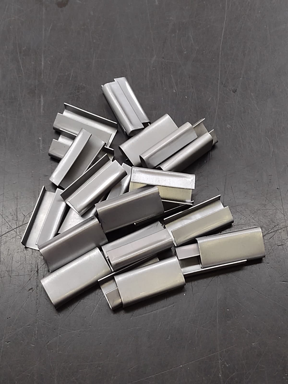 Uline S-512 1/2" Open Metal Poly Strapping Seals - Qty of 100