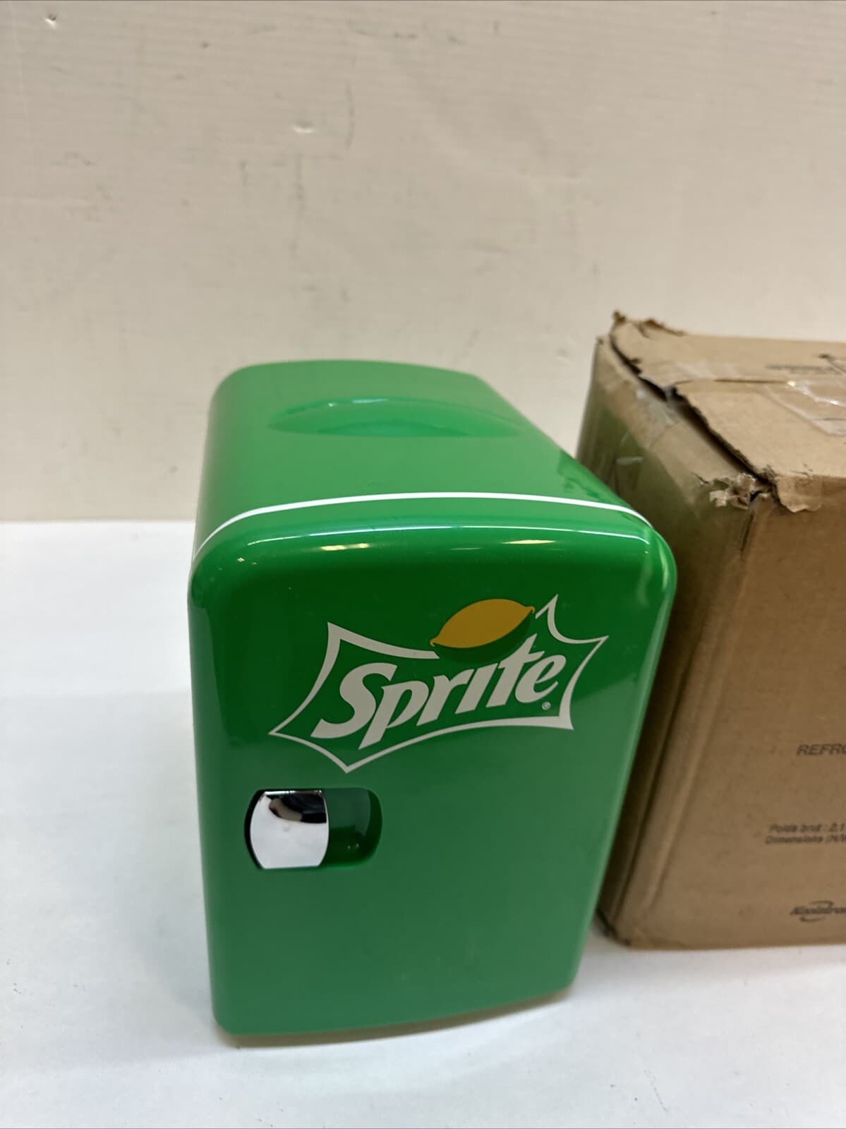 Koolatron green Sprite 4 Liter/6 Can Portable thermoelectric Cooler.  Read Desc 4