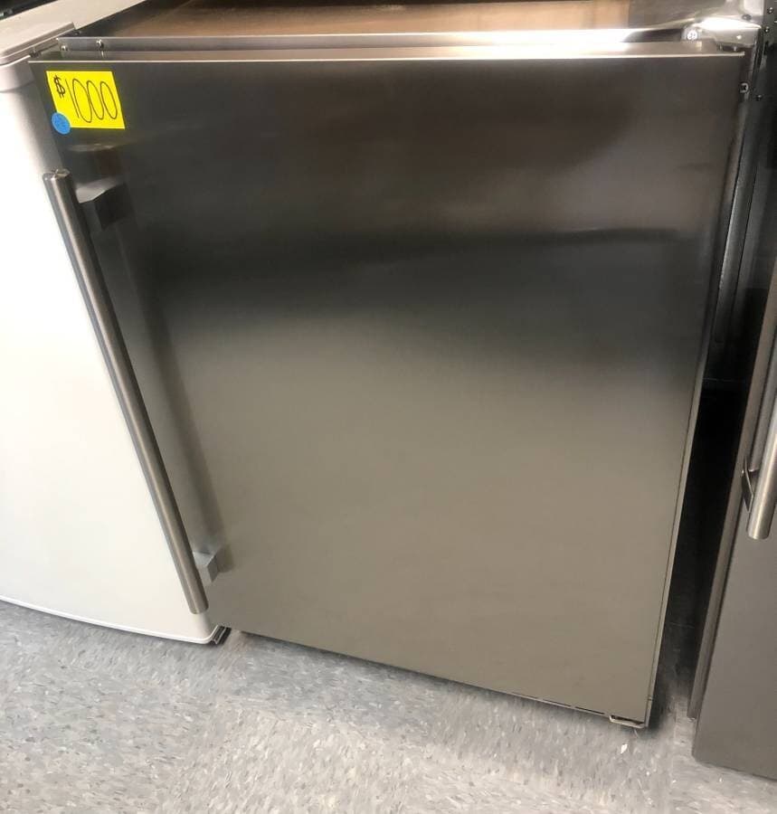 Summit 24" 5.6 Cu. Ft. Built-In Kegerator SBC682PNR 2