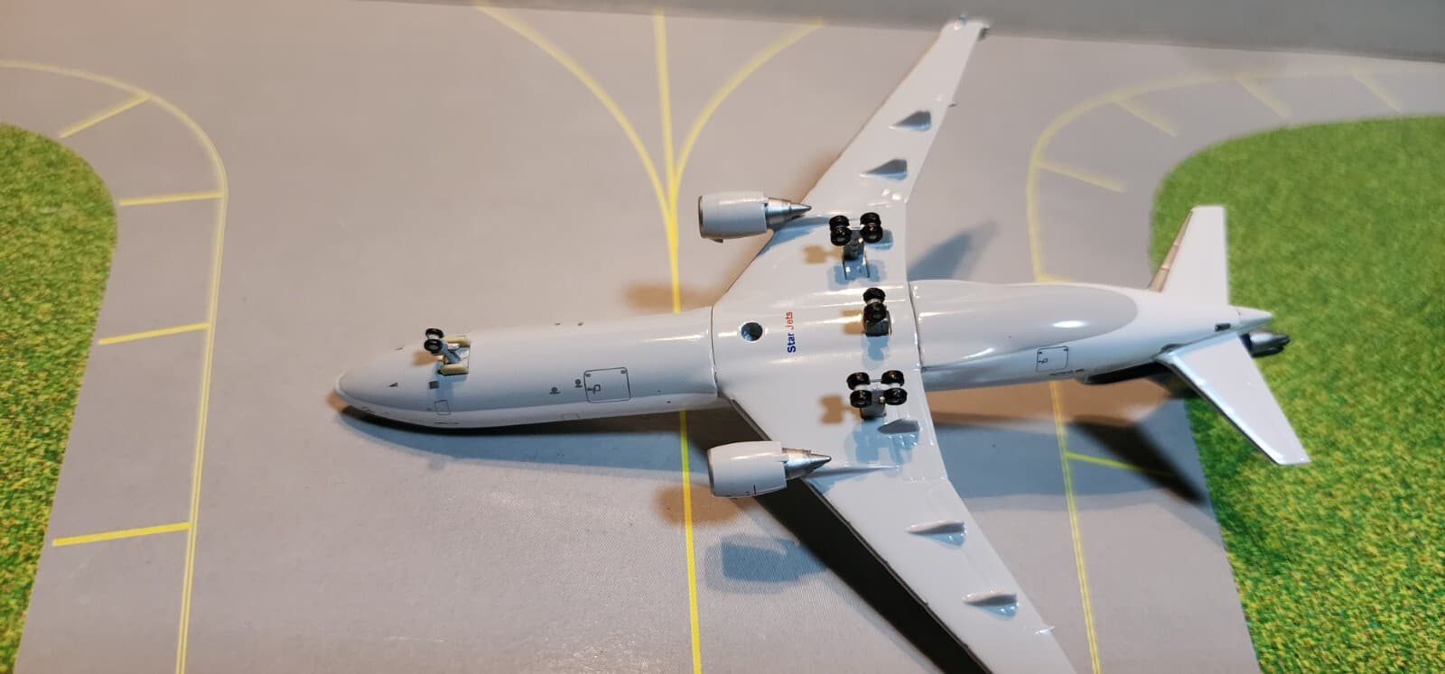 STARJET MODELS (SJDLH102) LUFTHANSA CARGO MD-11 1:500 SCALE DIECAST METAL MODEL 5