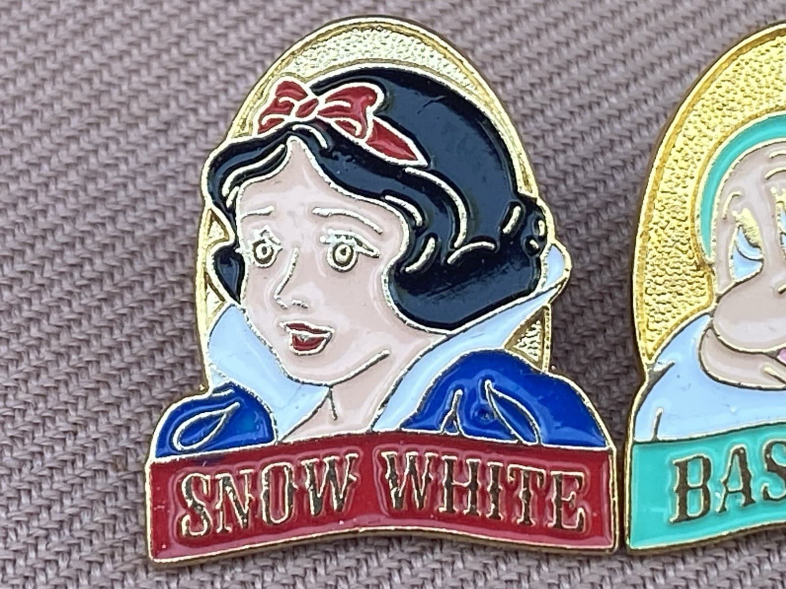 8 Disney Store Snow White & Dwarfs Promotion Pins Bashful Doc Dopey Happy Grumpy 3