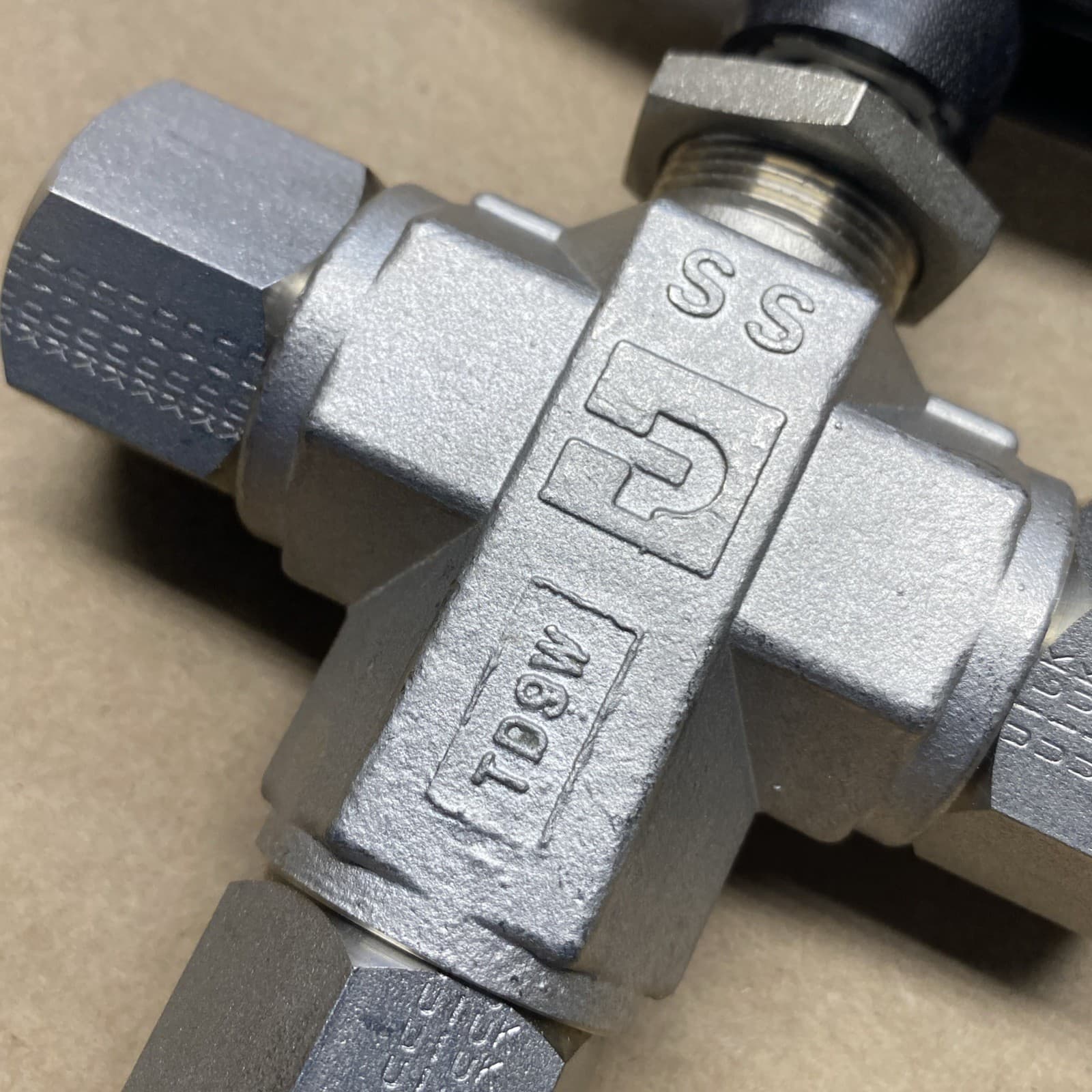 PARKER - 6F-B8XJ2-SSP -  Three Way Ball Valve 5