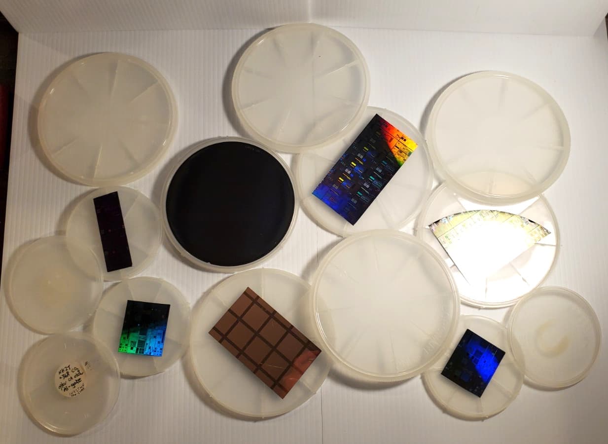 7 pc Lot Sample Semiconductor IC Chips in Fluoroware Containers Educational Use