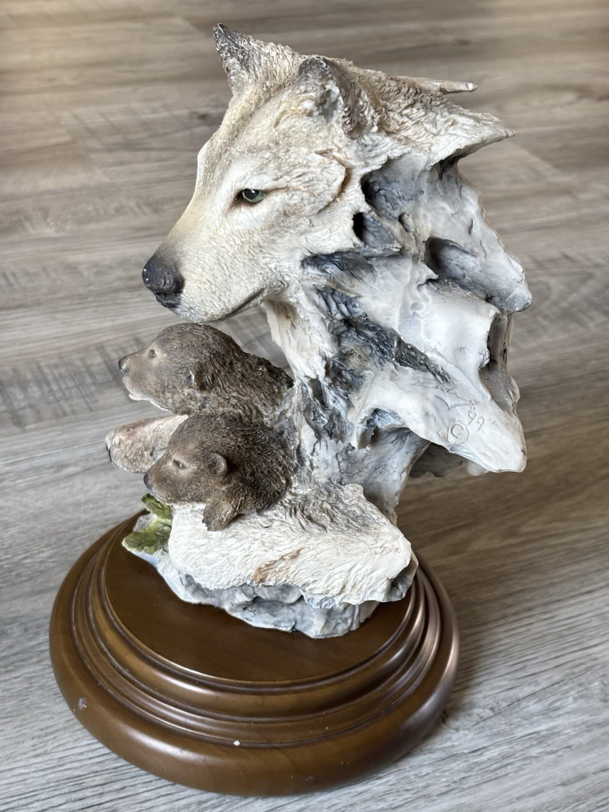 Vintage sculpture of a wolf and two wolf cubs by Mill Creek Studios.1999 3