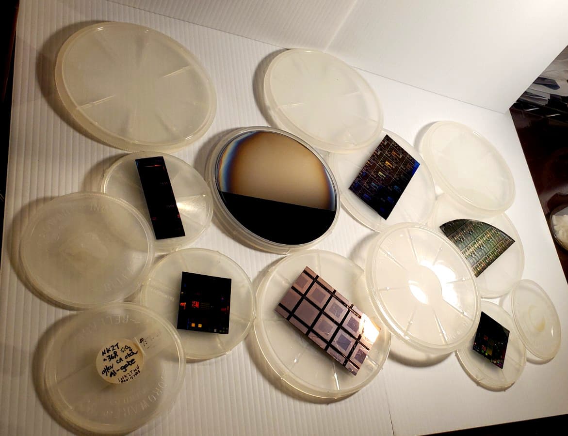 7 pc Lot Sample Semiconductor IC Chips in Fluoroware Containers Educational Use 4