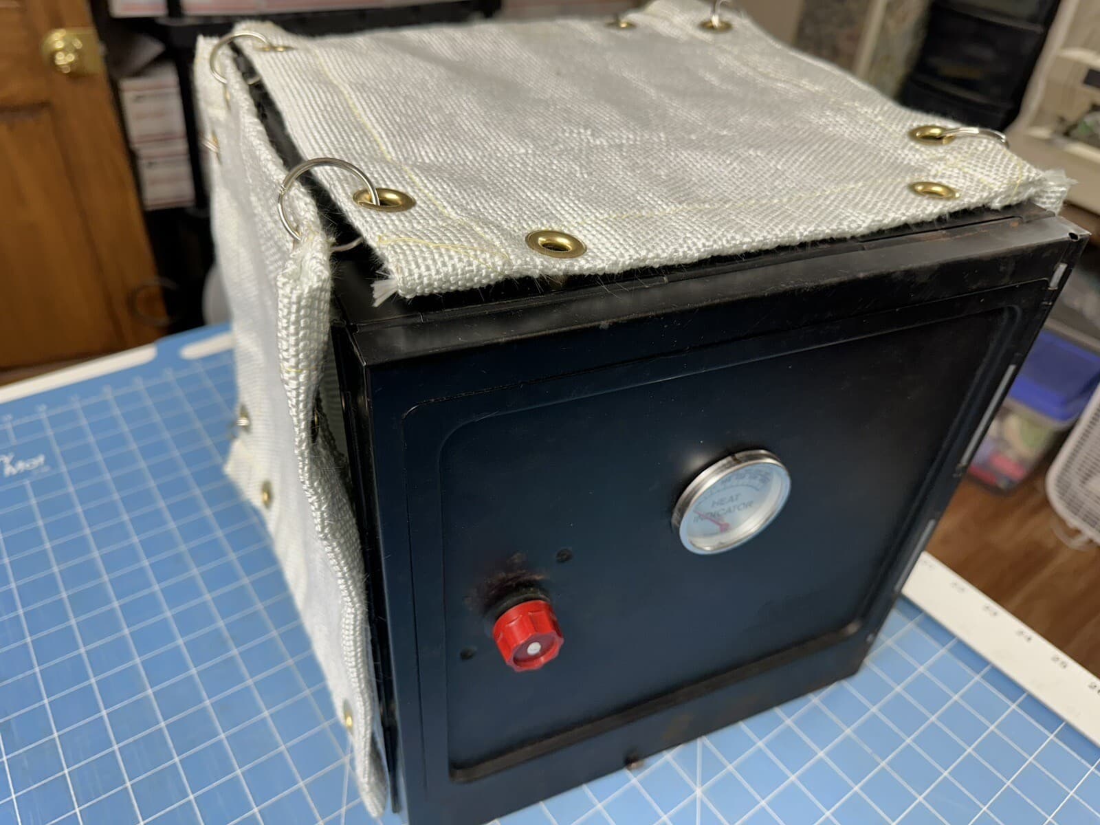 Coleman Classic Camp Oven Thermal Blanket plus an Interior Heat Diffuser plate. 4