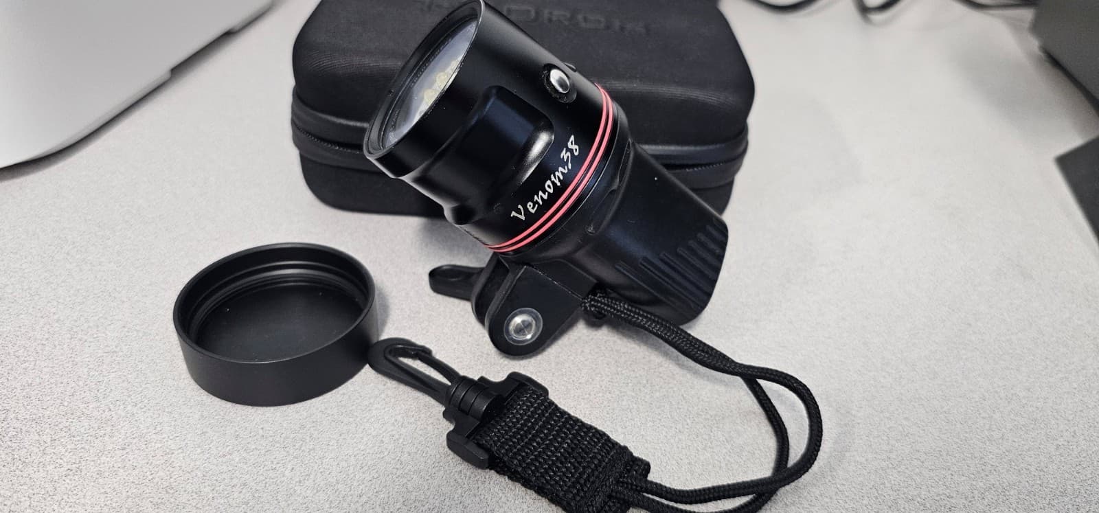 iTorch Venom 38  3 mode (white/red/uv) 3800 Lumen LED Underwater Video Light 2