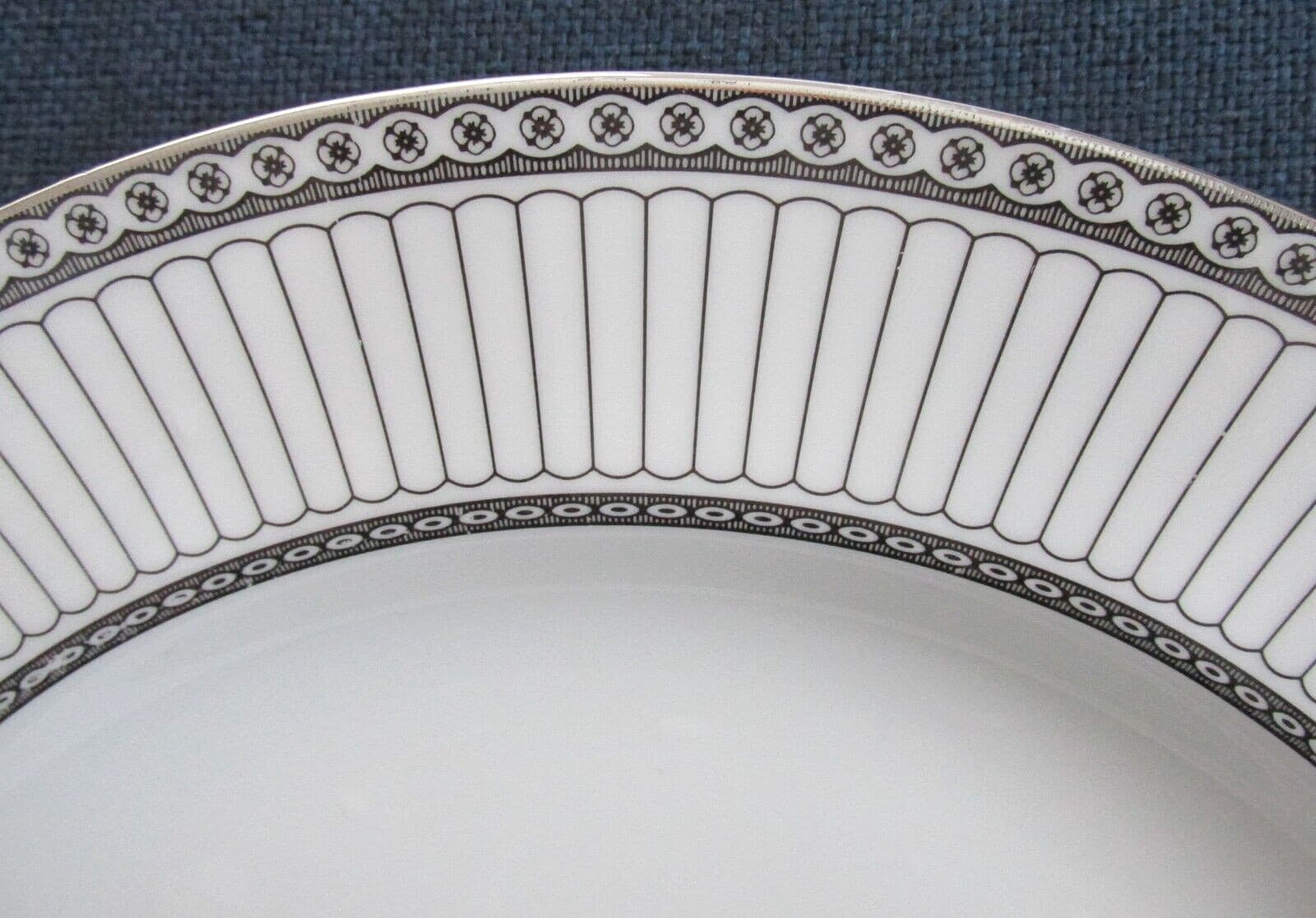 Wedgwood Contrasts Colonnade 13 1/4" Chop Plate Round Platter w/ Platinum- 1999 2