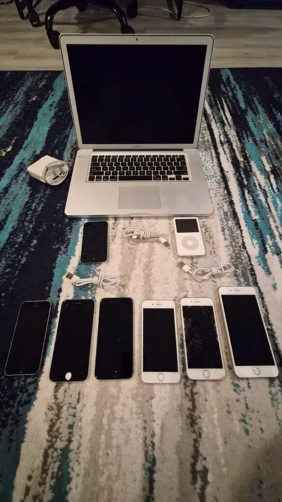 MIXED LOT OF OLD APPLE PRODUCTS INCLUDING 2011 15' MACBOOK PRO - MAY STILL WORK