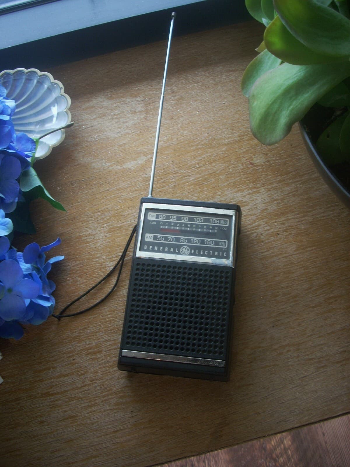 GENERAL ELECTRIC Model No. 7-2500B Hong Kong FM-AM Transistor Radio Works well