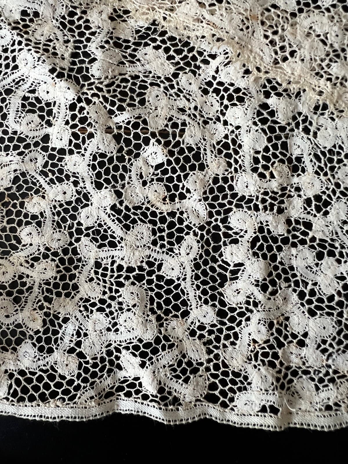 ANTIQUE LACE - CIRCA 18THC. FLEMISH LACE BORDER 3