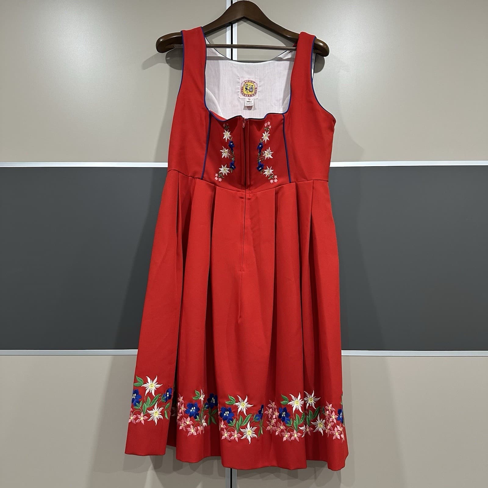 Light Trachtenhaus Embroidered Red Floral Dirndl Octoberfest  Sz 14 German Dress