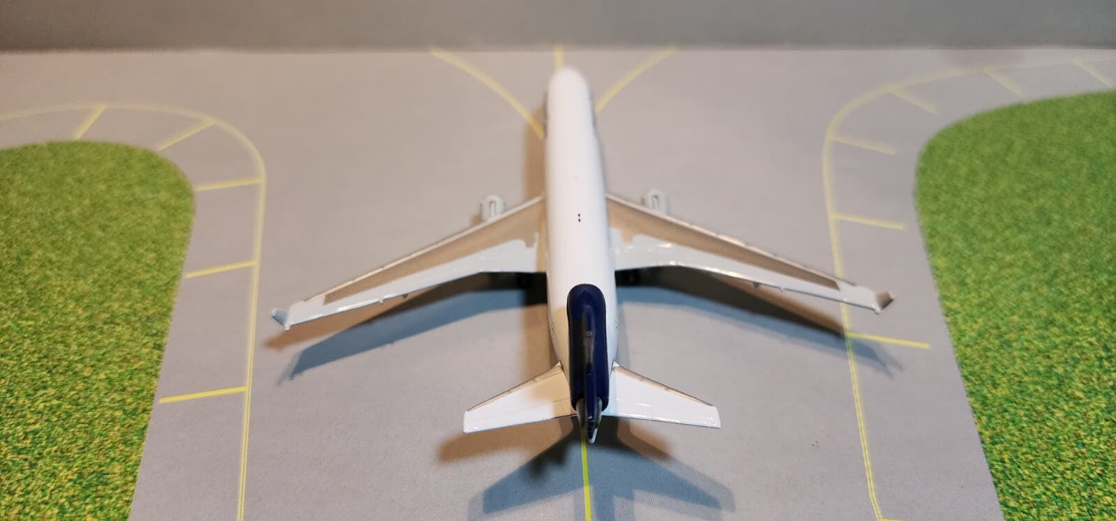 STARJET MODELS (SJDLH102) LUFTHANSA CARGO MD-11 1:500 SCALE DIECAST METAL MODEL 4