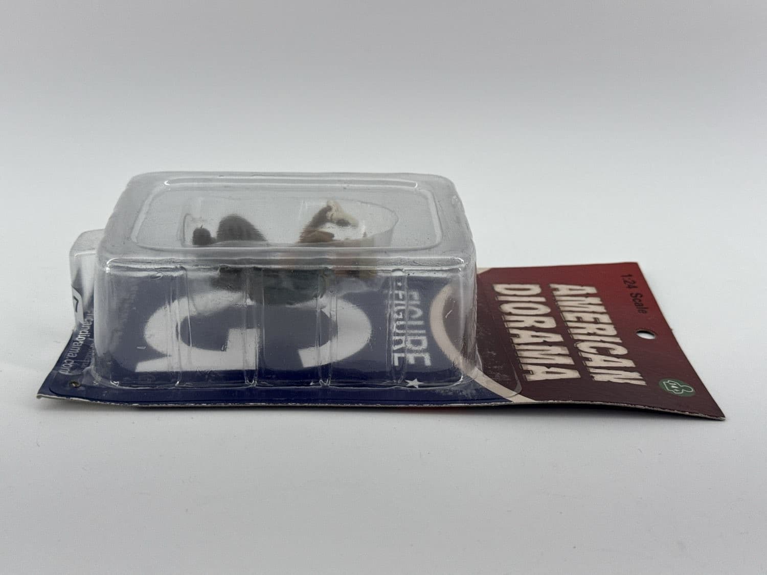 American Diorama 1:24 Scale Man Mechanic Kneeling 3