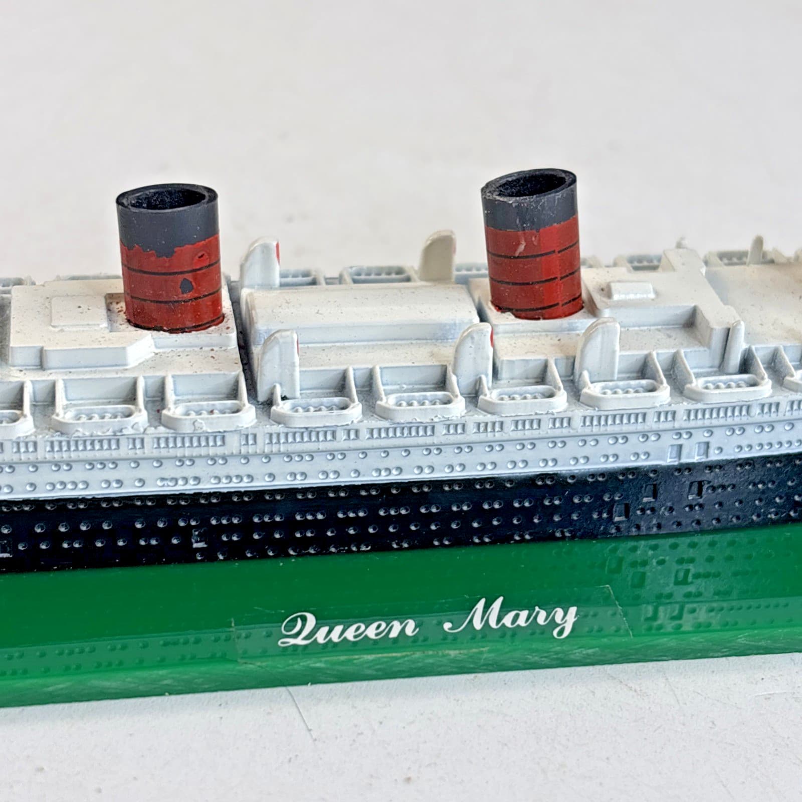 Vintage Official QUEEN MARY Souvenir Metal Die-Cast Scale Model 1968 England 6