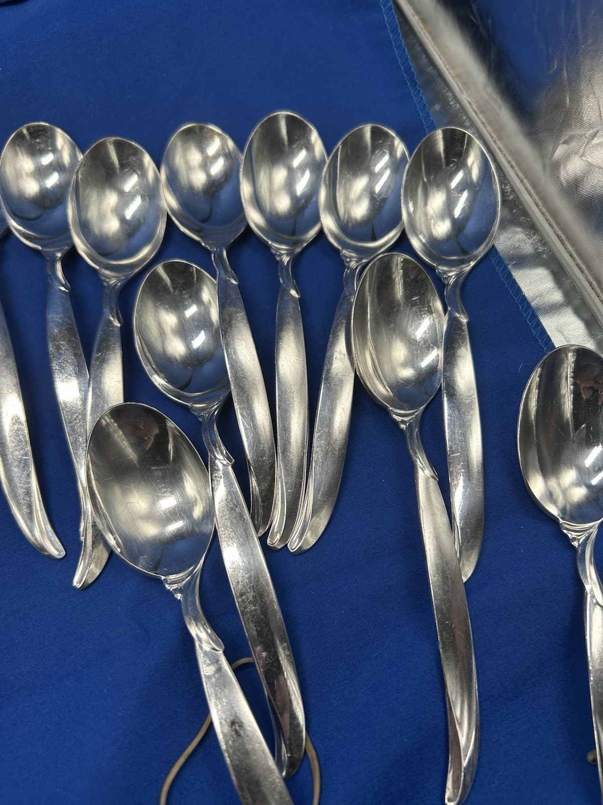 Rogers Bros FLAIR Silverware Flatware cutlery Complete  Set For 8, inc 2 servers 5