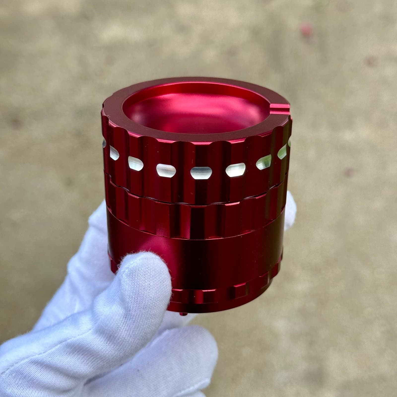 Ashtray Magnetic Lid Herb Grinder Spice Crusher (Red)