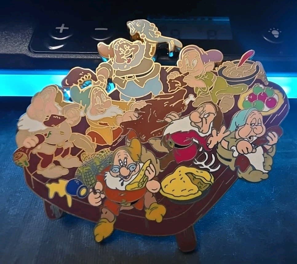 Disney Snow White Seven Dwarfs Thanksgiving Jumbo Pin LE 500 50651 2