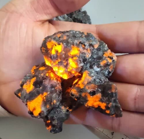 3pcs Raw Yooperlite Stone UV Fluorescent Sodalite Crystals Glowing Fire Rocks 3