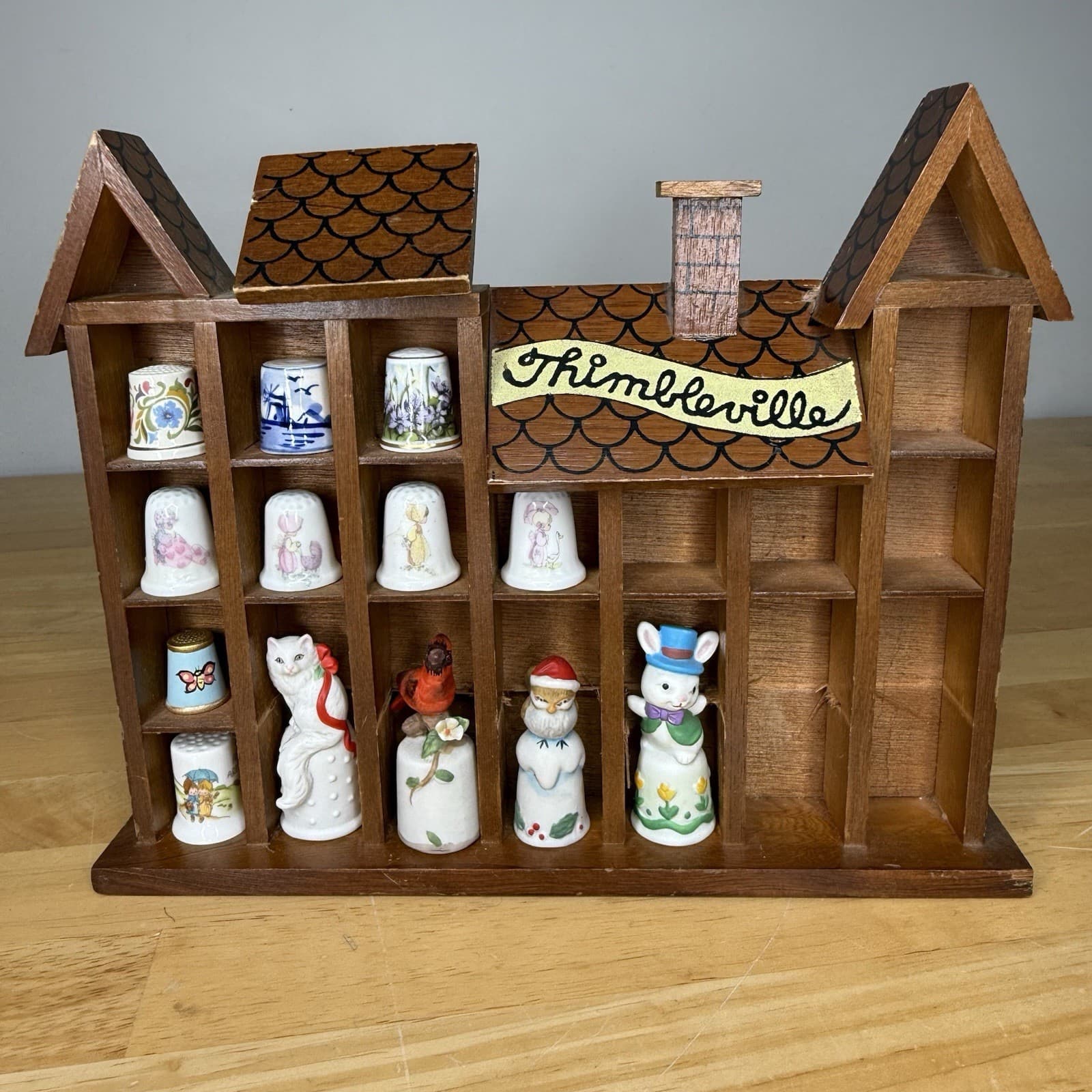1979 Enesco Thimbleville Wood Thimble Display Case w/ Thimbles Kitschy RARE READ