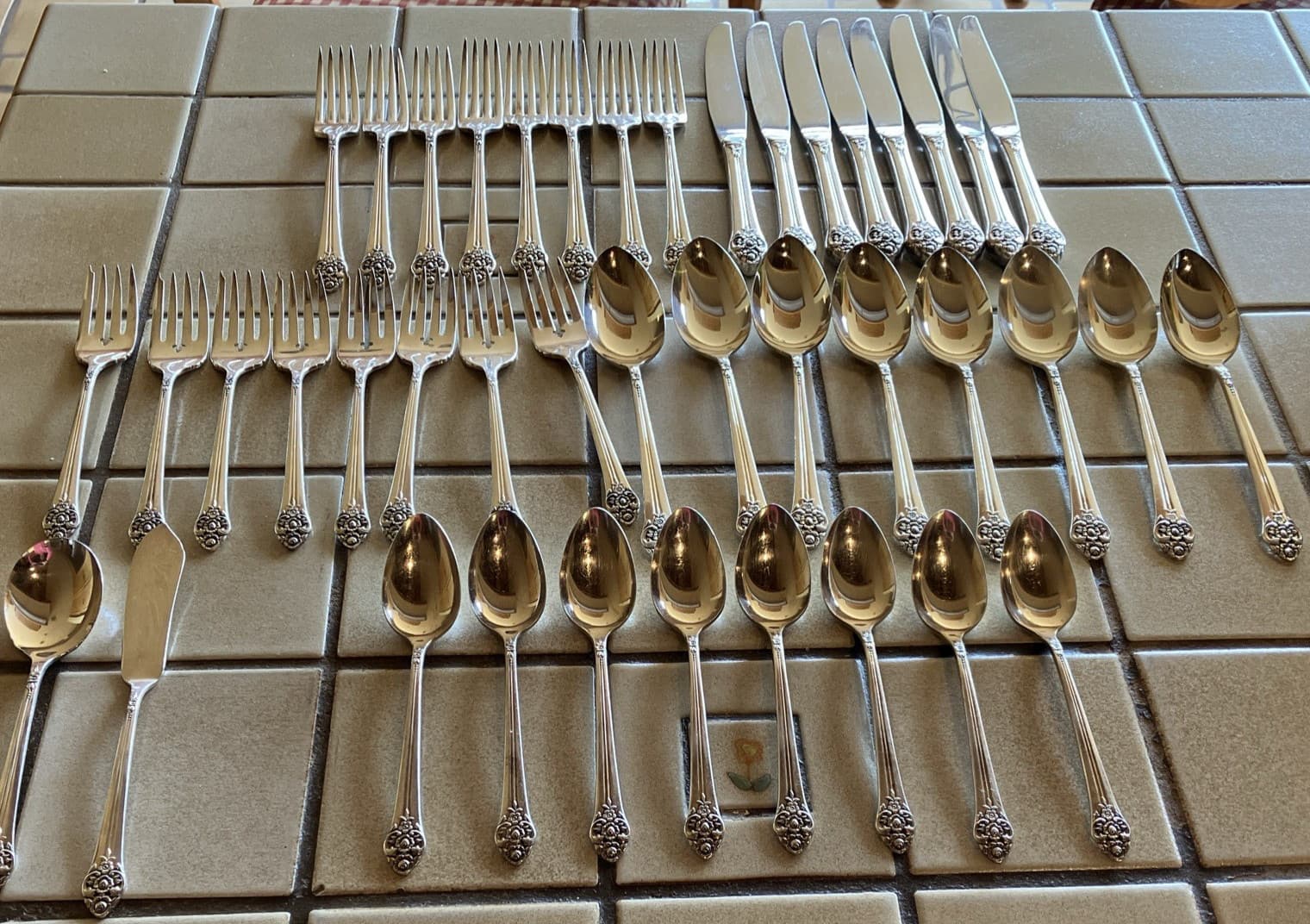 1881 ROGERS ONEIDA PLANTATION 42 PC SET SILVERPLATED FLATWARE SVC/8
