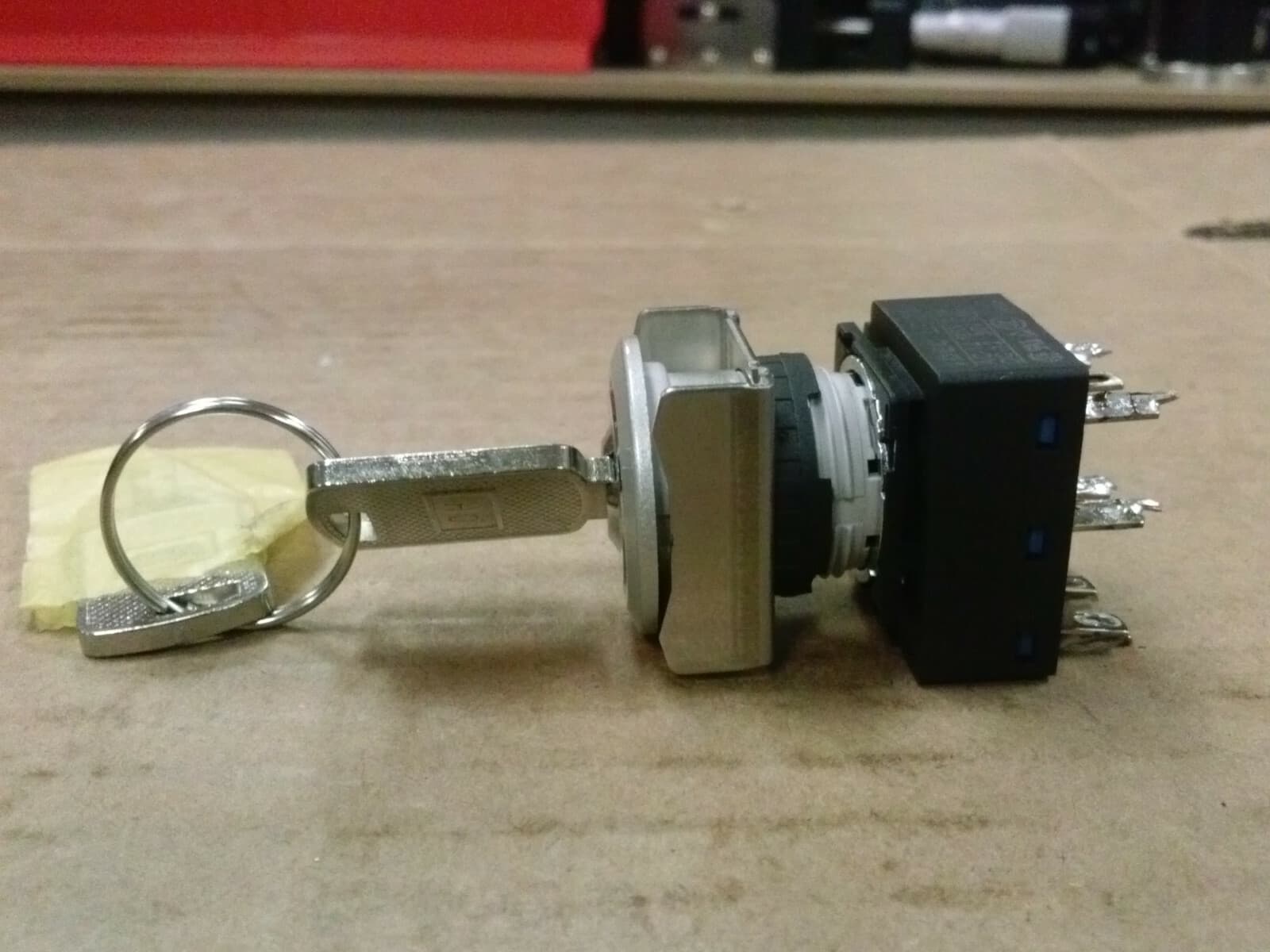 IDEC LB-T3 LB Series Key Switch with key 4