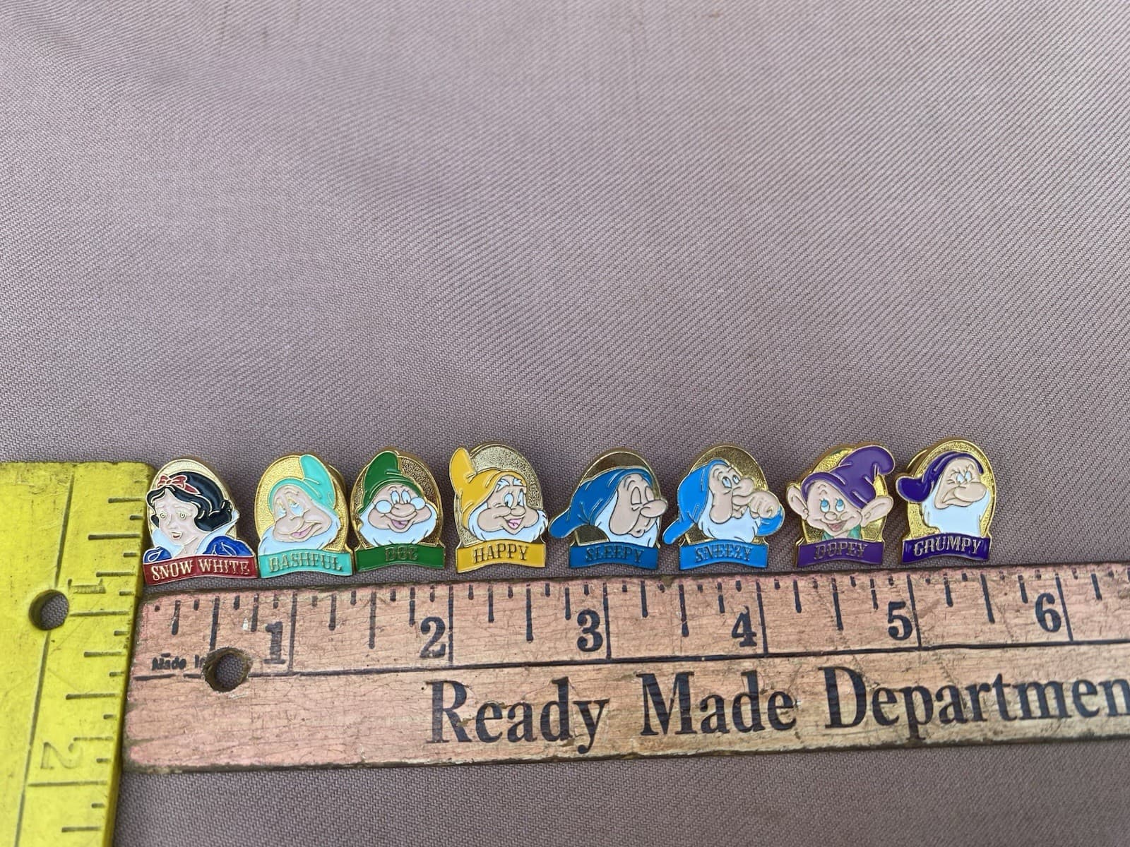 8 Disney Store Snow White & Dwarfs Promotion Pins Bashful Doc Dopey Happy Grumpy 2