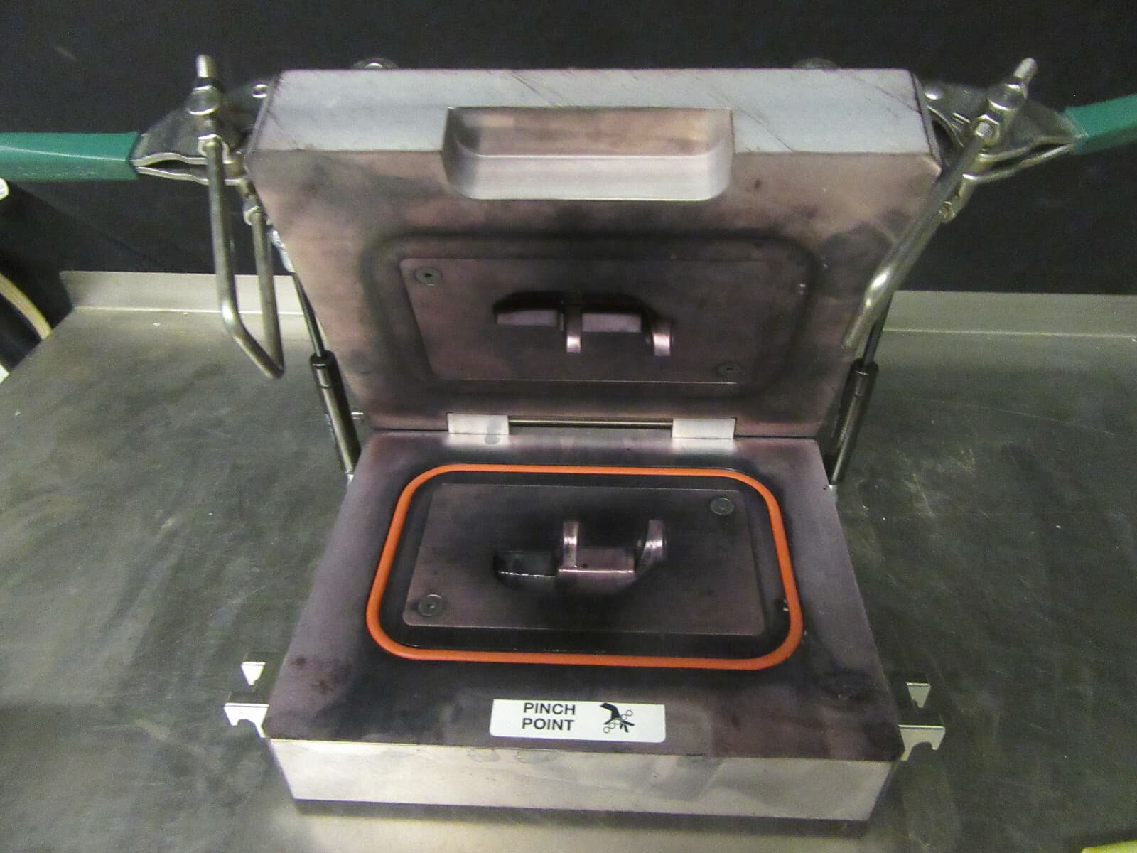 O69 TM ELECTRONICS ALUMINUM INJECTION MOLD BLOCK FOR INTERCHANGEABLE  MOLDS 