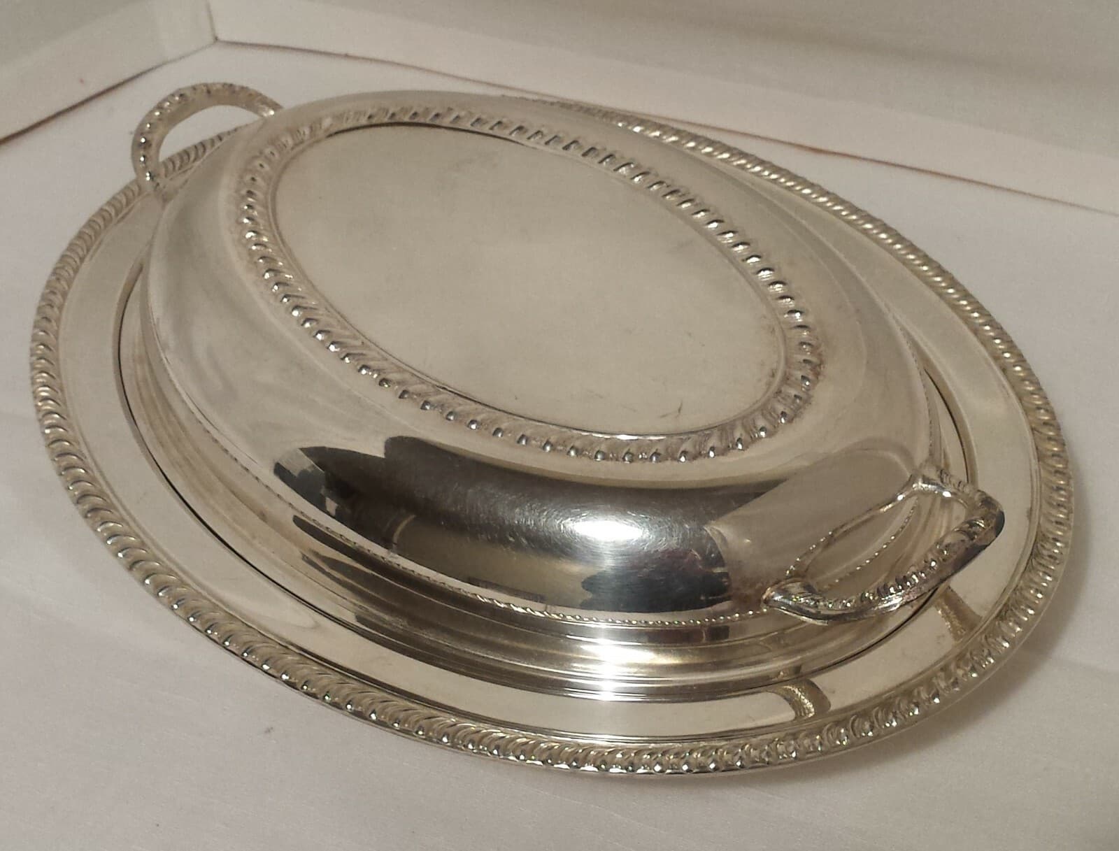 SHERIDAN SILVERPLATE OVAL COVERED CASSEROLE W/ HANDLED LID 2