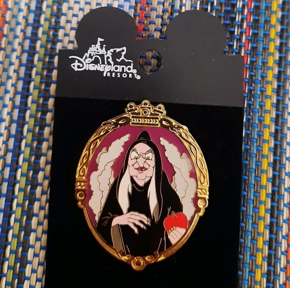 2002 DLR Villain Old Hag Wicked Witch Framed Evil Queen Magic Mirror Disney Pin 2