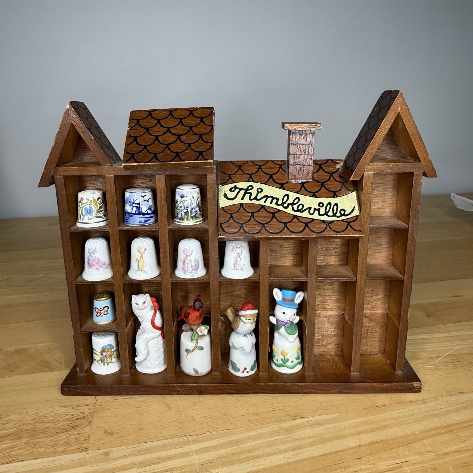 1979 Enesco Thimbleville Wood Thimble Display Case w/ Thimbles Kitschy RARE READ 2