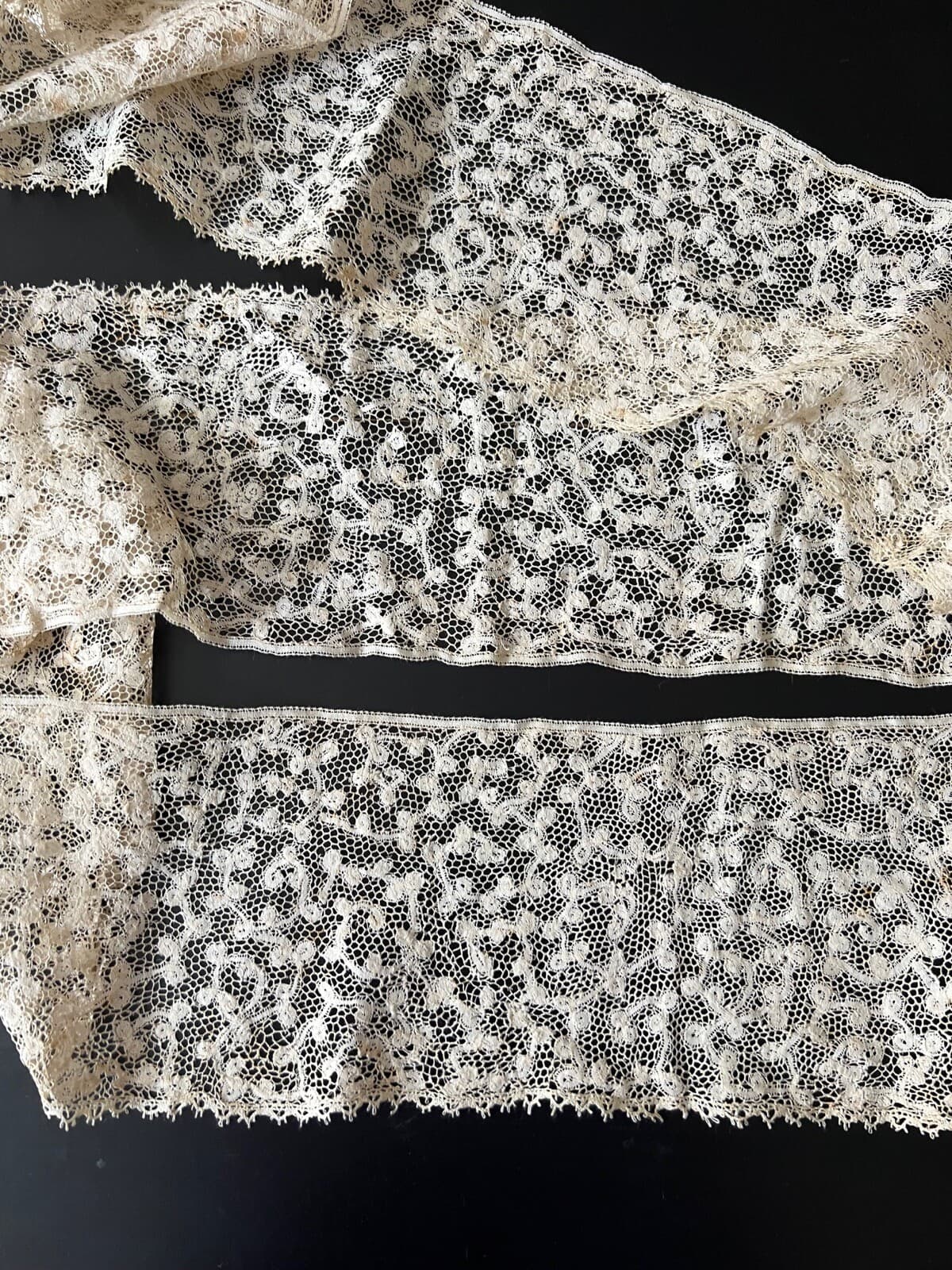 ANTIQUE LACE - CIRCA 18THC. FLEMISH LACE BORDER 6