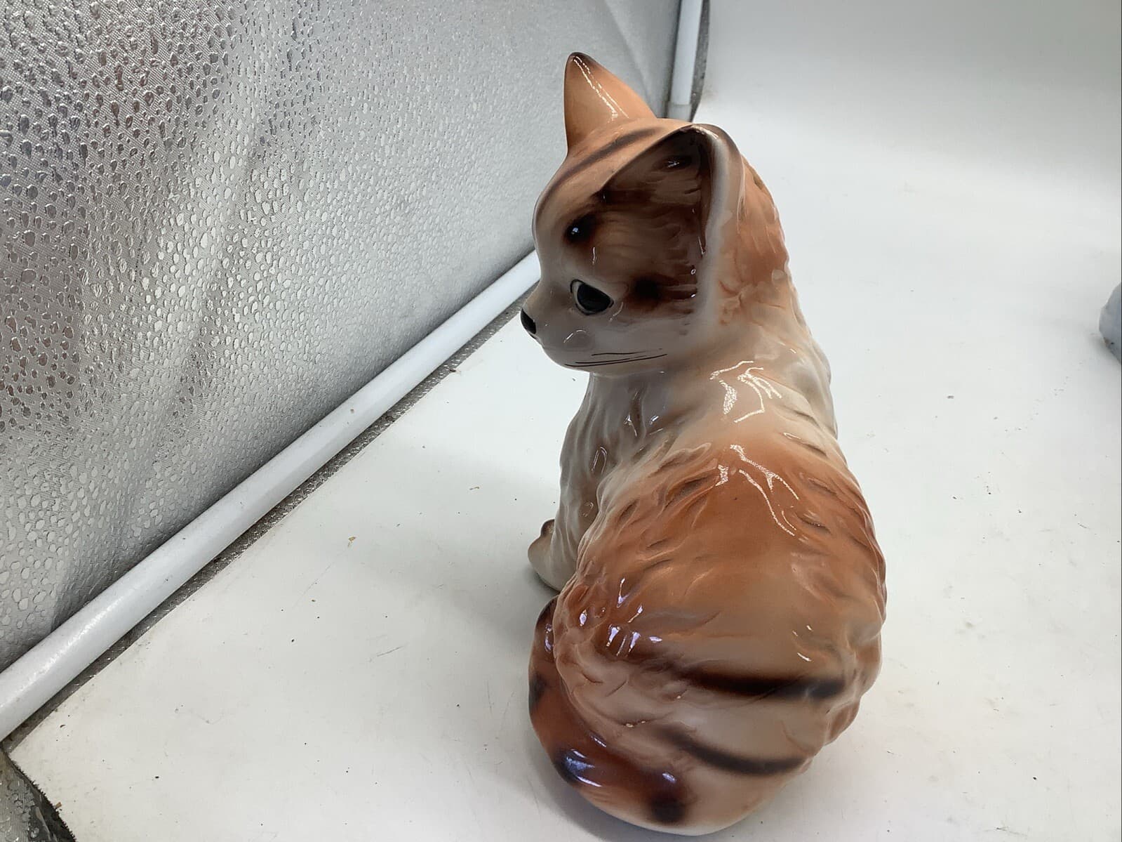 Vintage Artmark Kitty Cat Bank W Plug 6” Tall Nick In Ear Brown White Cute! 5